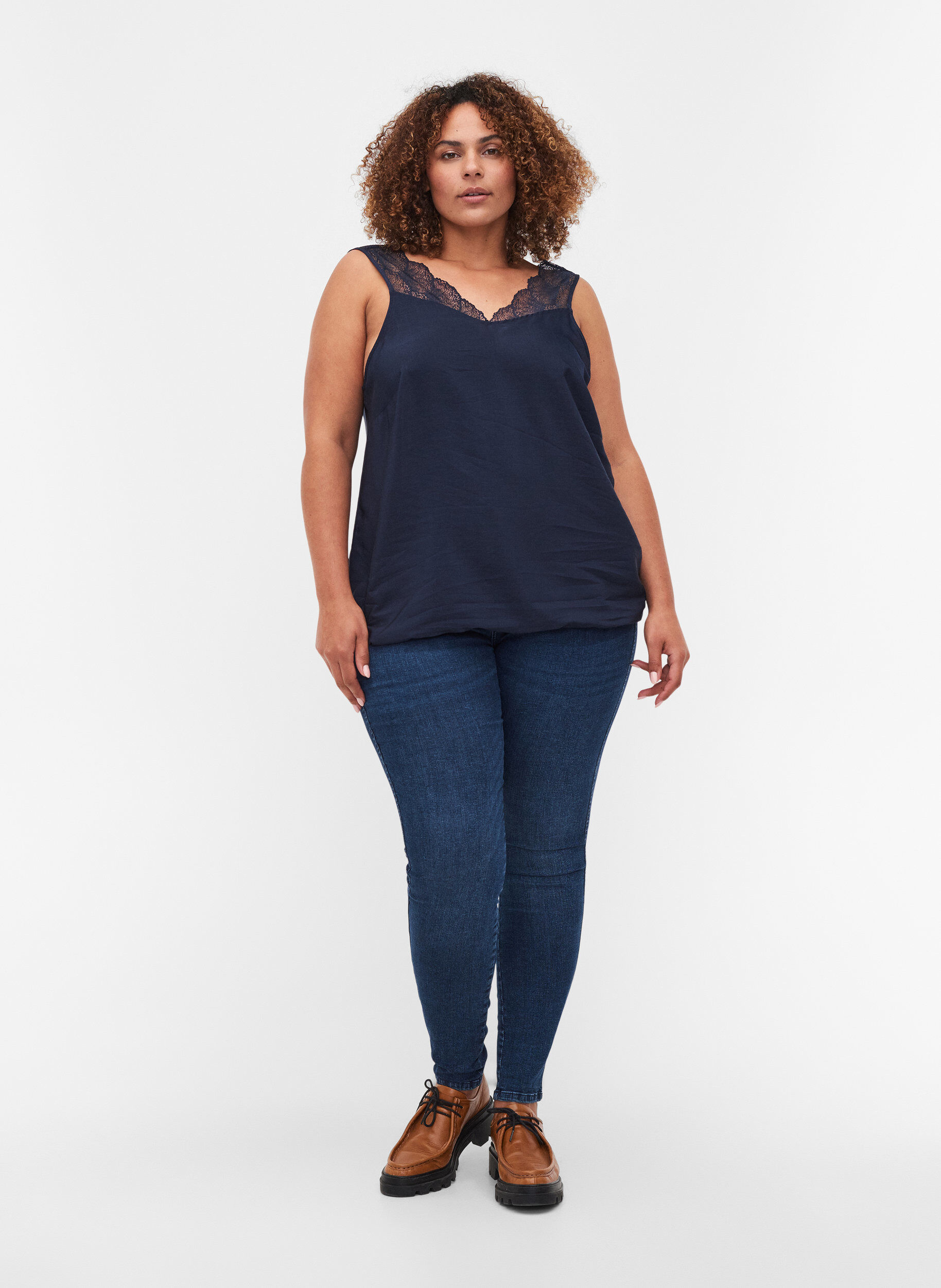 Zizzi Top met kant en elastiek in de onderkant, Navy Blazer, Model image number 2