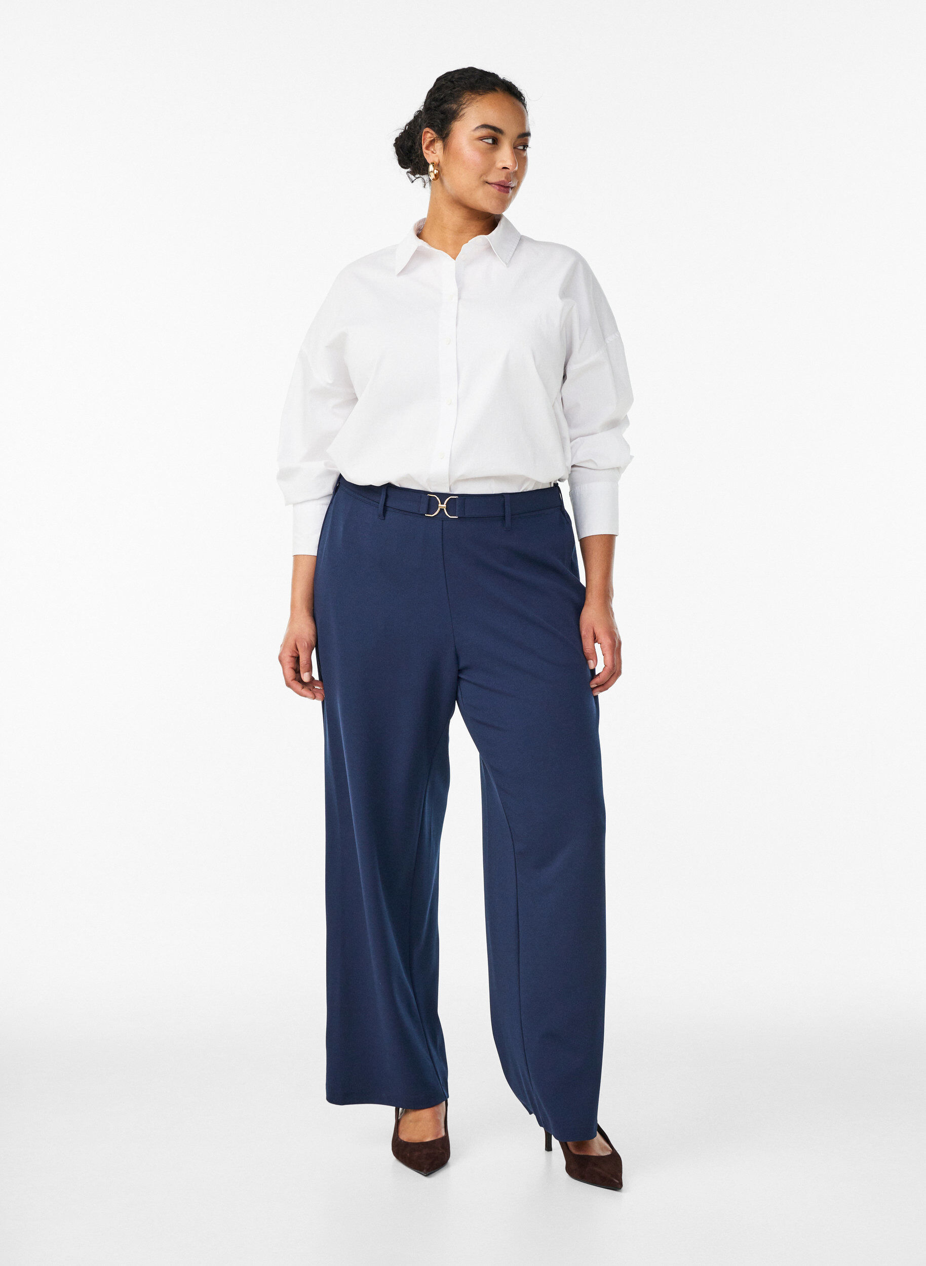 Zizzi High-waisted broek met riemdetail en gouden gesp, Blauw, Model image number 0