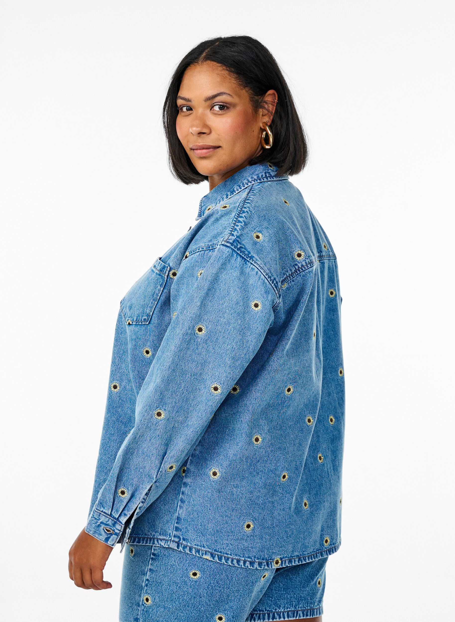 Zizzi Denim shirt met geborduurde bloemen, Blauw, Model image number 2