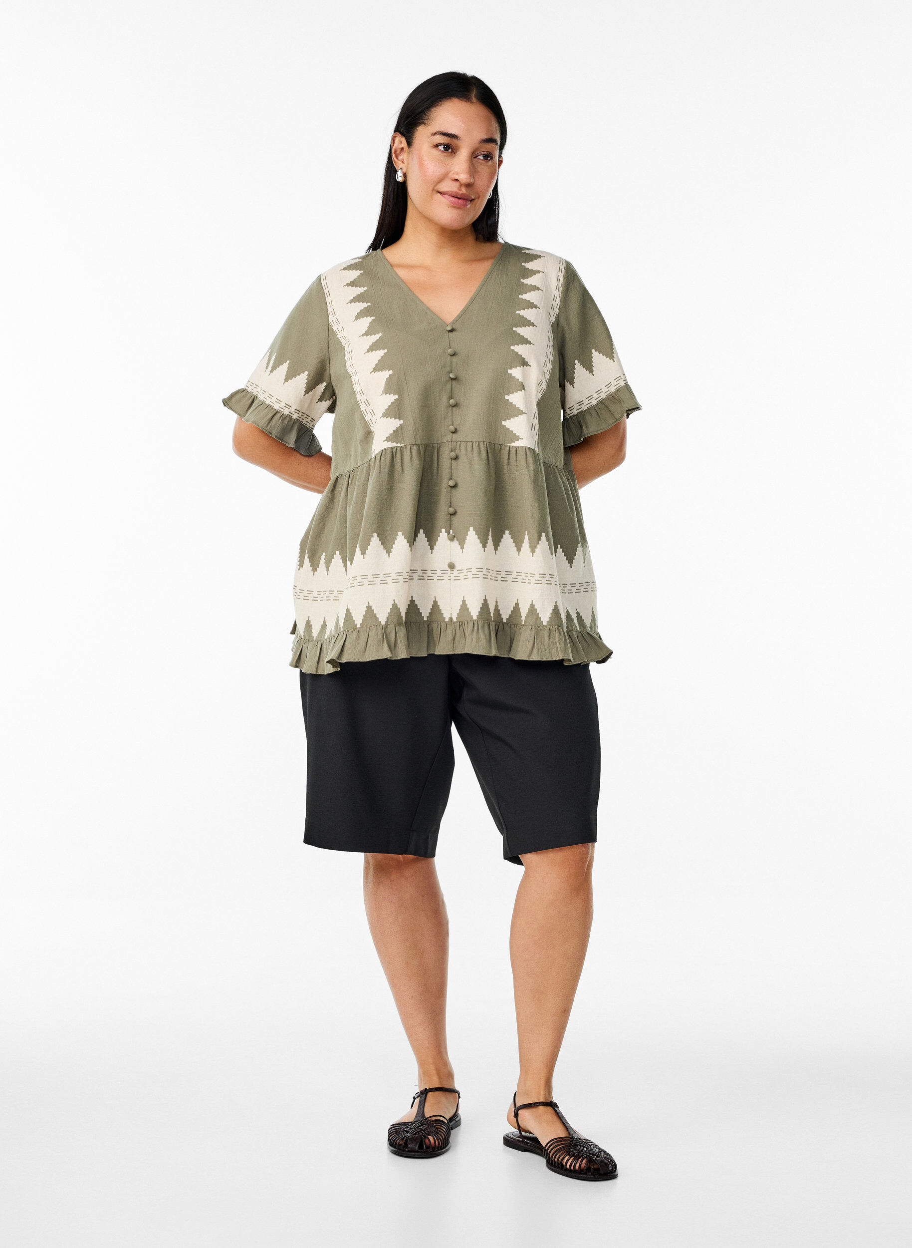 Zizzi Blouse met korte mouwen, ruches en grafisch patroon, Groen, Model image number 1