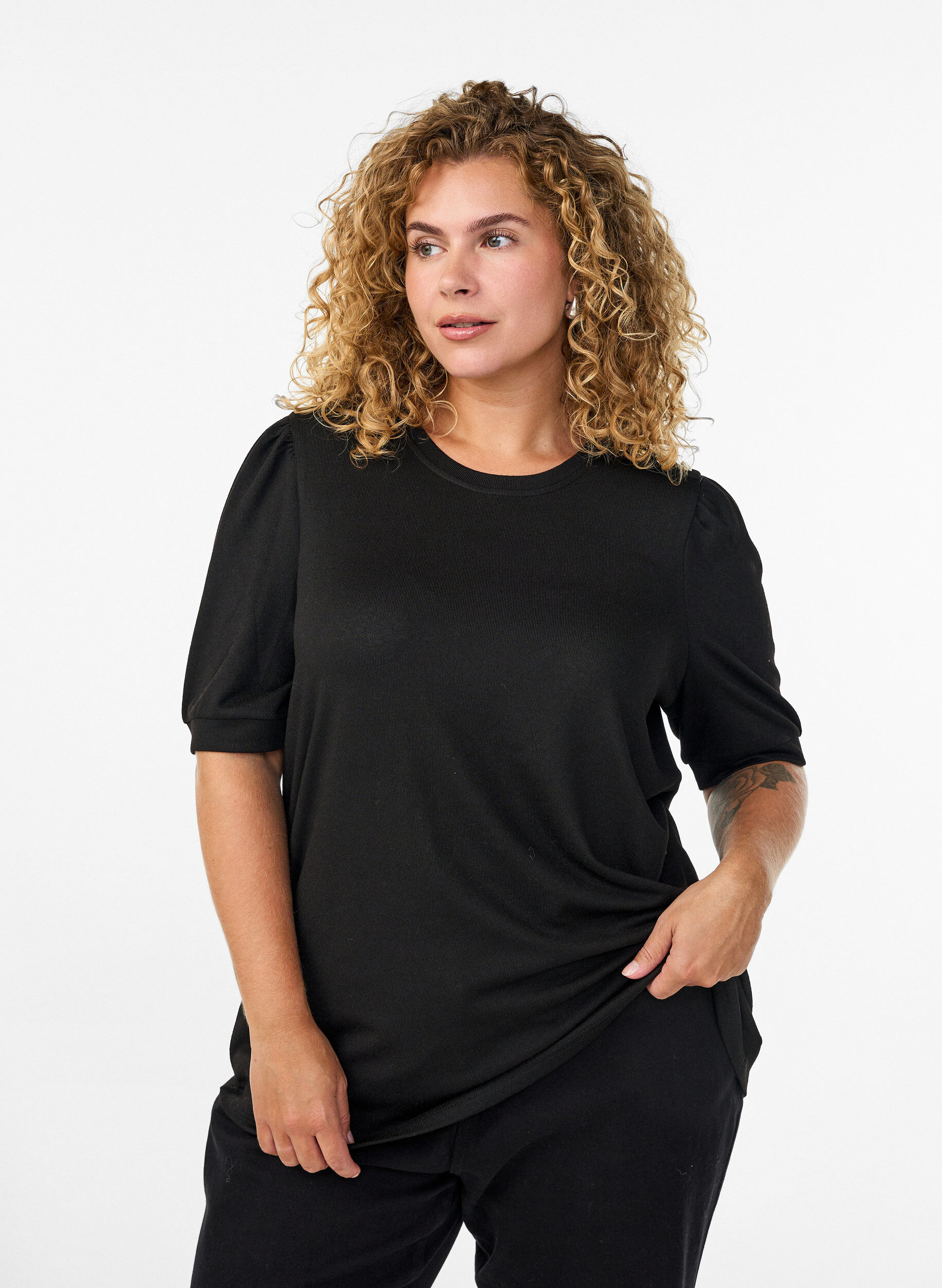 ZizziBlouse met knoopdetail en korte pofmouwen, Zwart, Model image number 0