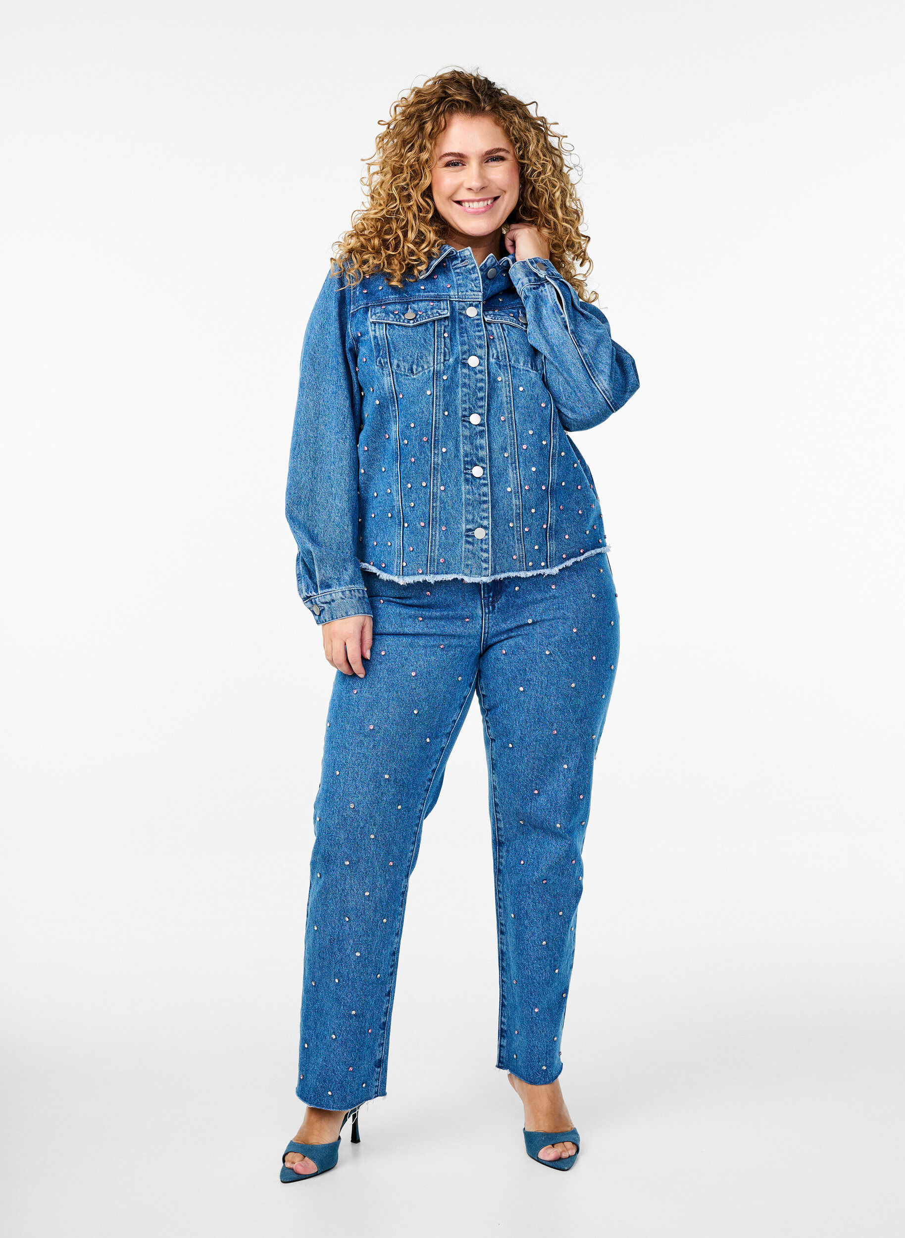 Zizzi Denimjack met strasssteentjes en een rauwe zoom, Blauw, Model image number 1