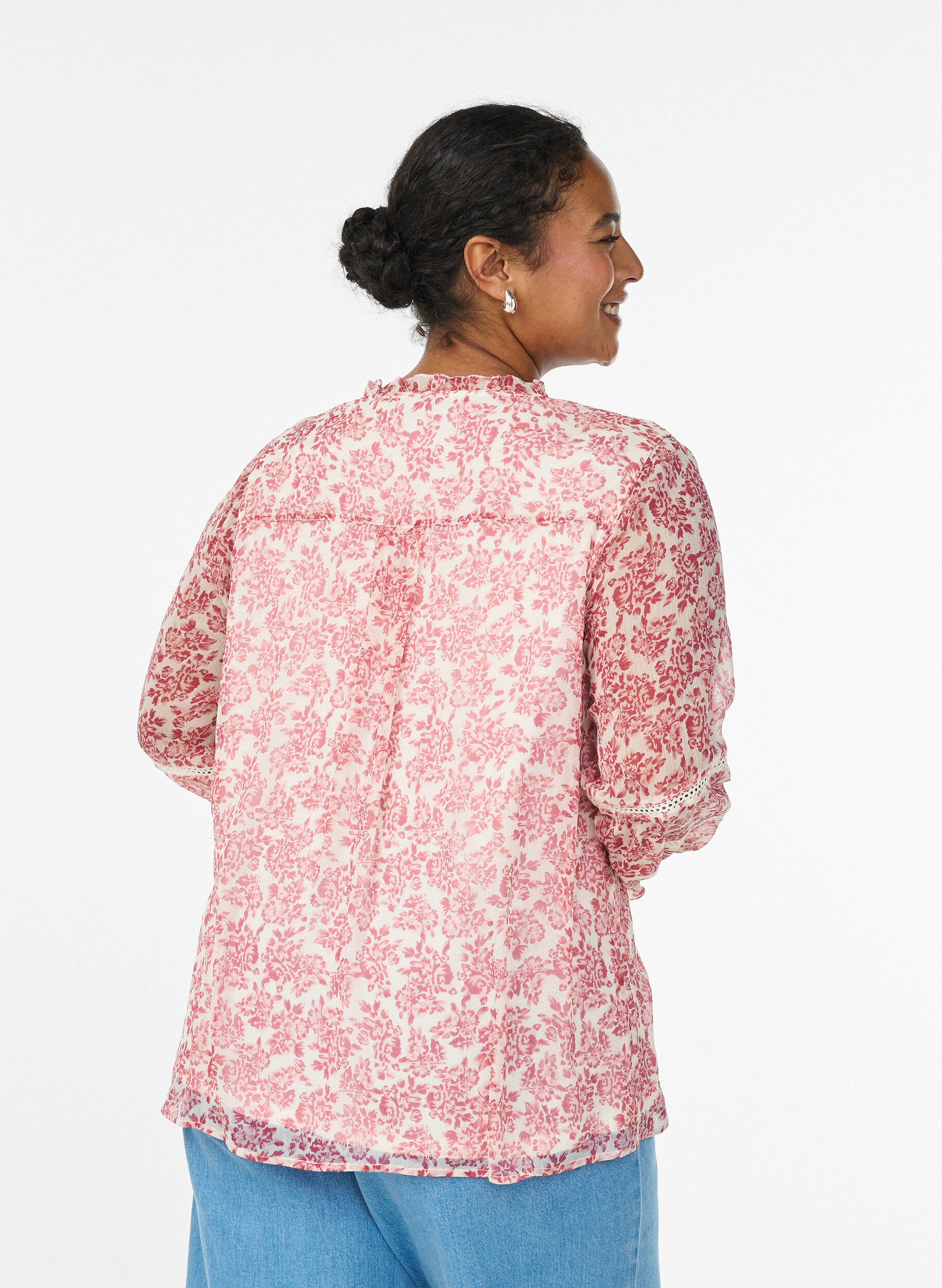 Zizzi Chiffonblouse met bloemenprint en gehaakte bies, Rood, Model image number 2