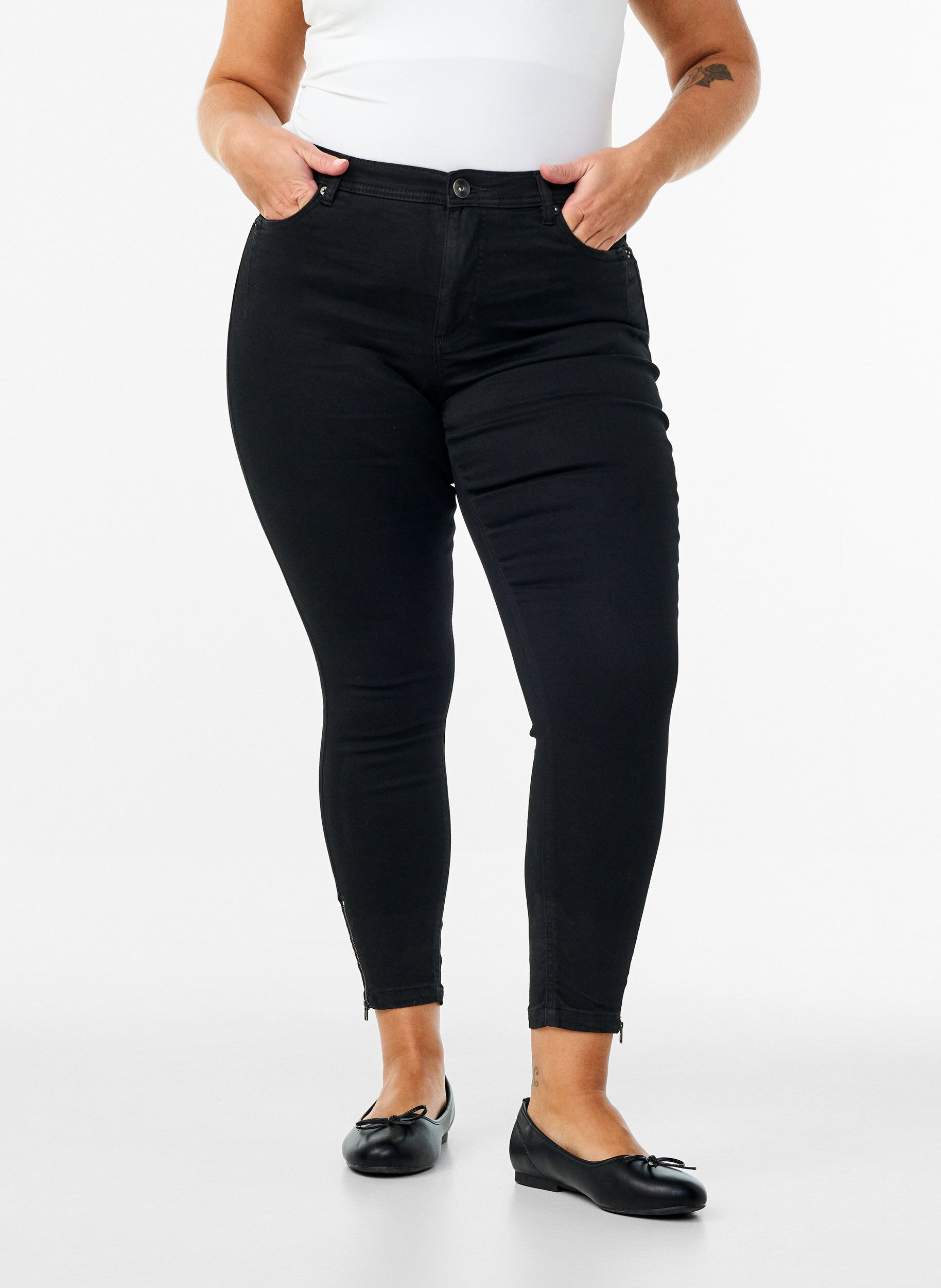 Zizzi Gecropte Amy jeans met ritssluiting details, Zwart, Model image number 2