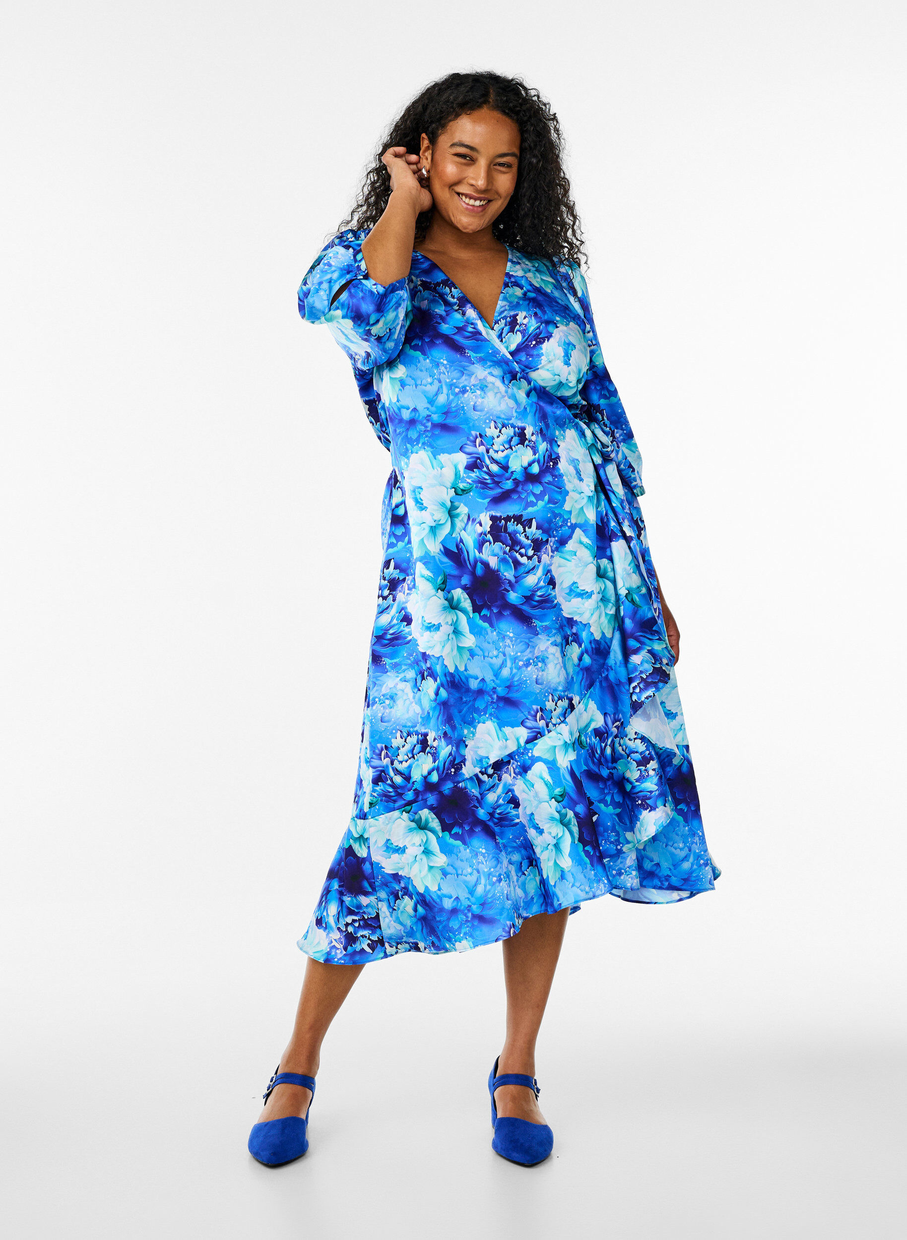 Zizzi Omslagjurk met bloemenprint met 3/4 mouwen, Blauw, Model image number 1