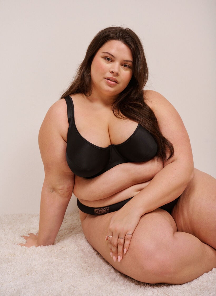 Hoog ondersteunende bh met voorgevormde cups, Zwart, Image image number 0