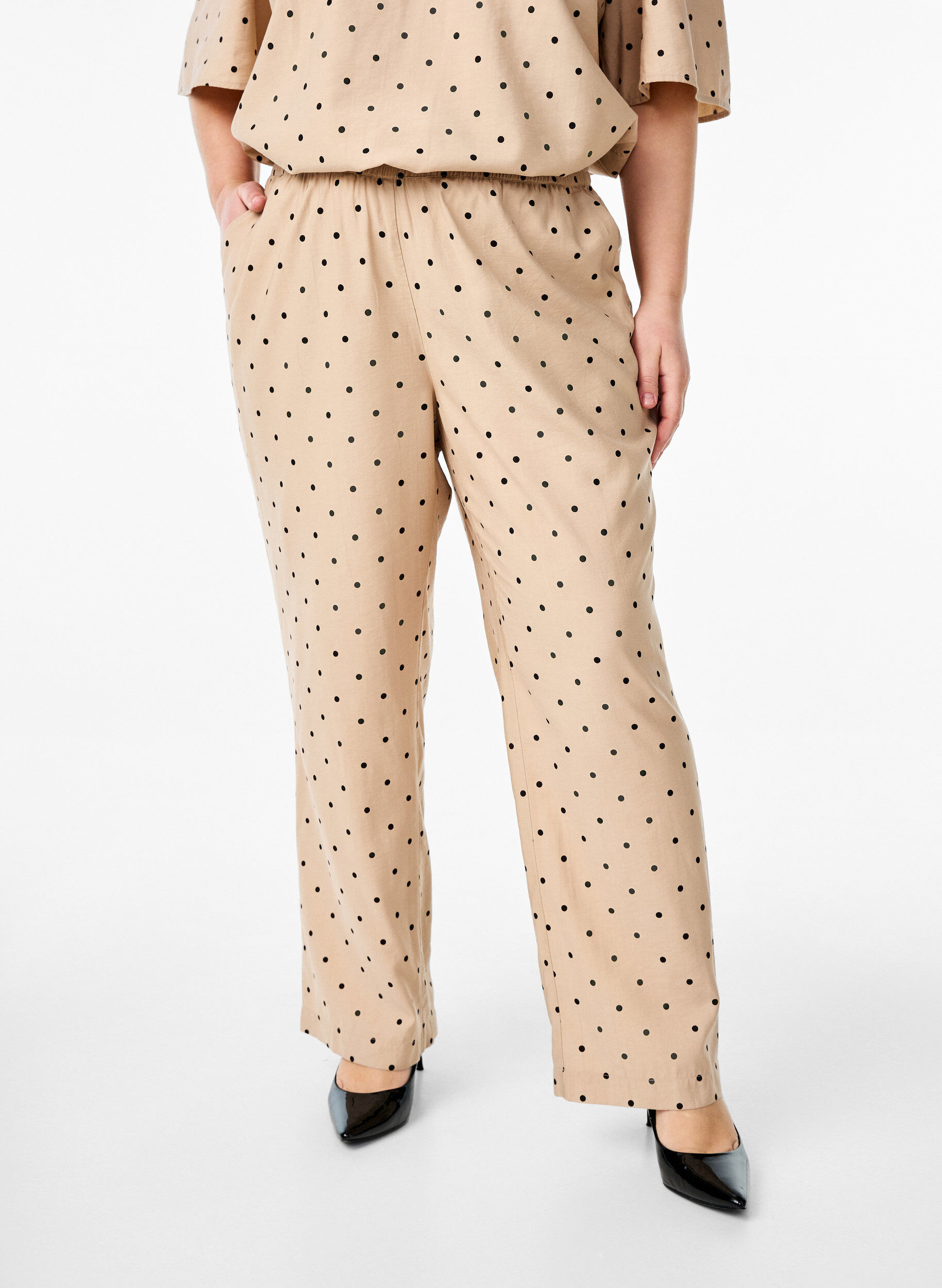 Zizzi Broek met stippen en rechte pijpen, Beige, Model image number 2