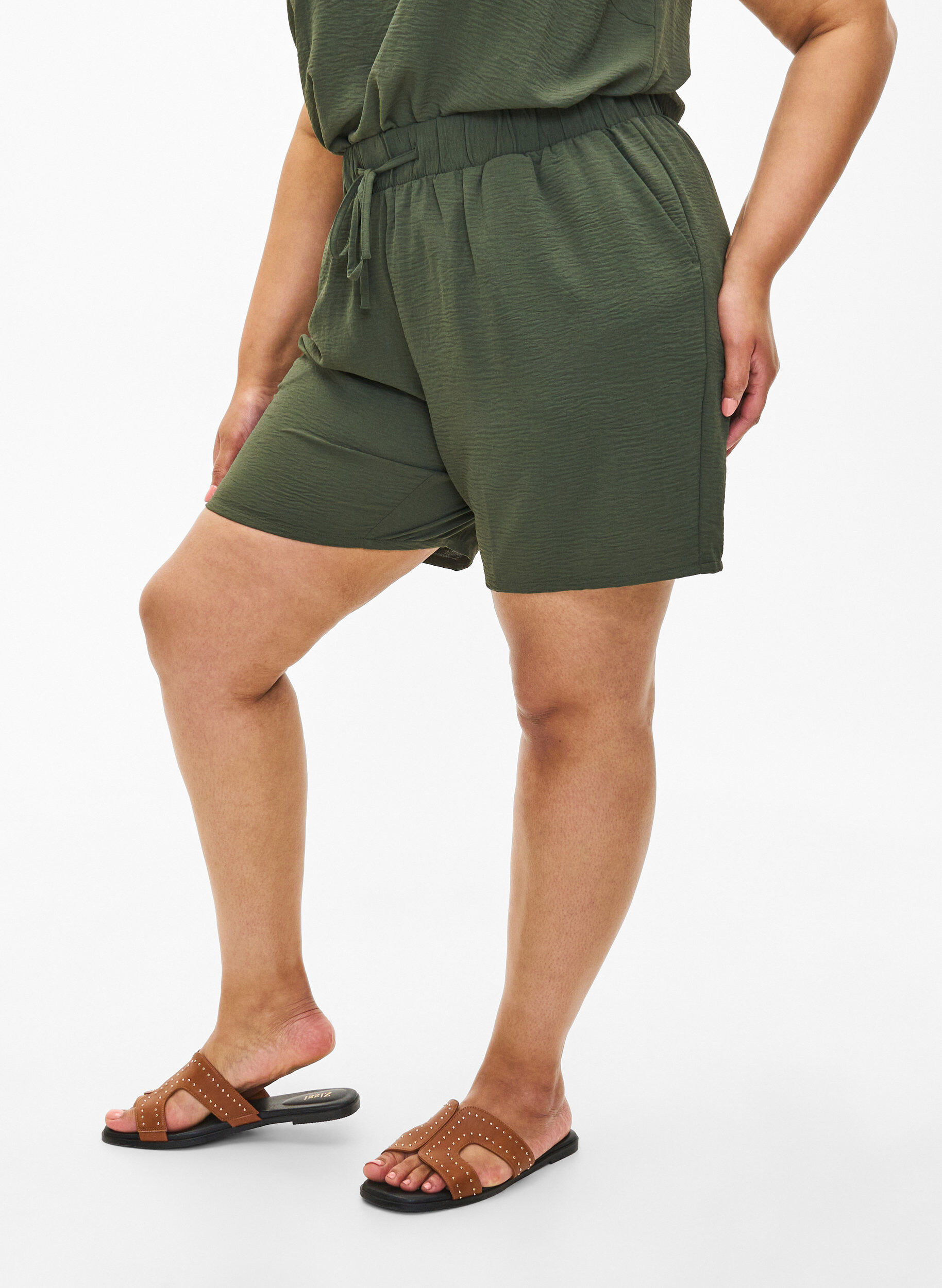 Zizzi Korte broek met zakken en elastische tailleband, Groen, Model image number 3