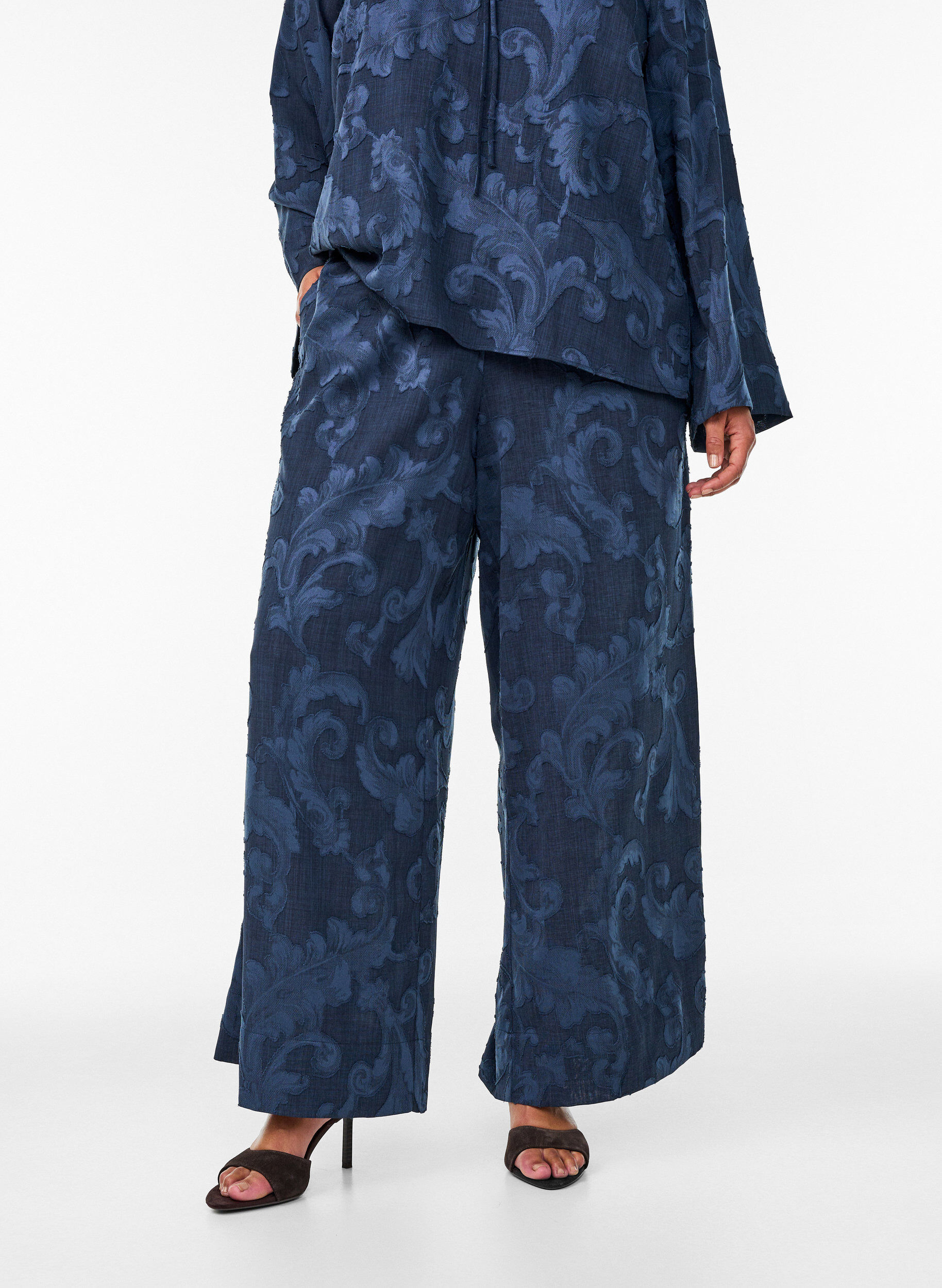 Zizzi Losse broek met een gestructureerd ton-sur-ton patroon, Blauw, Model image number 2