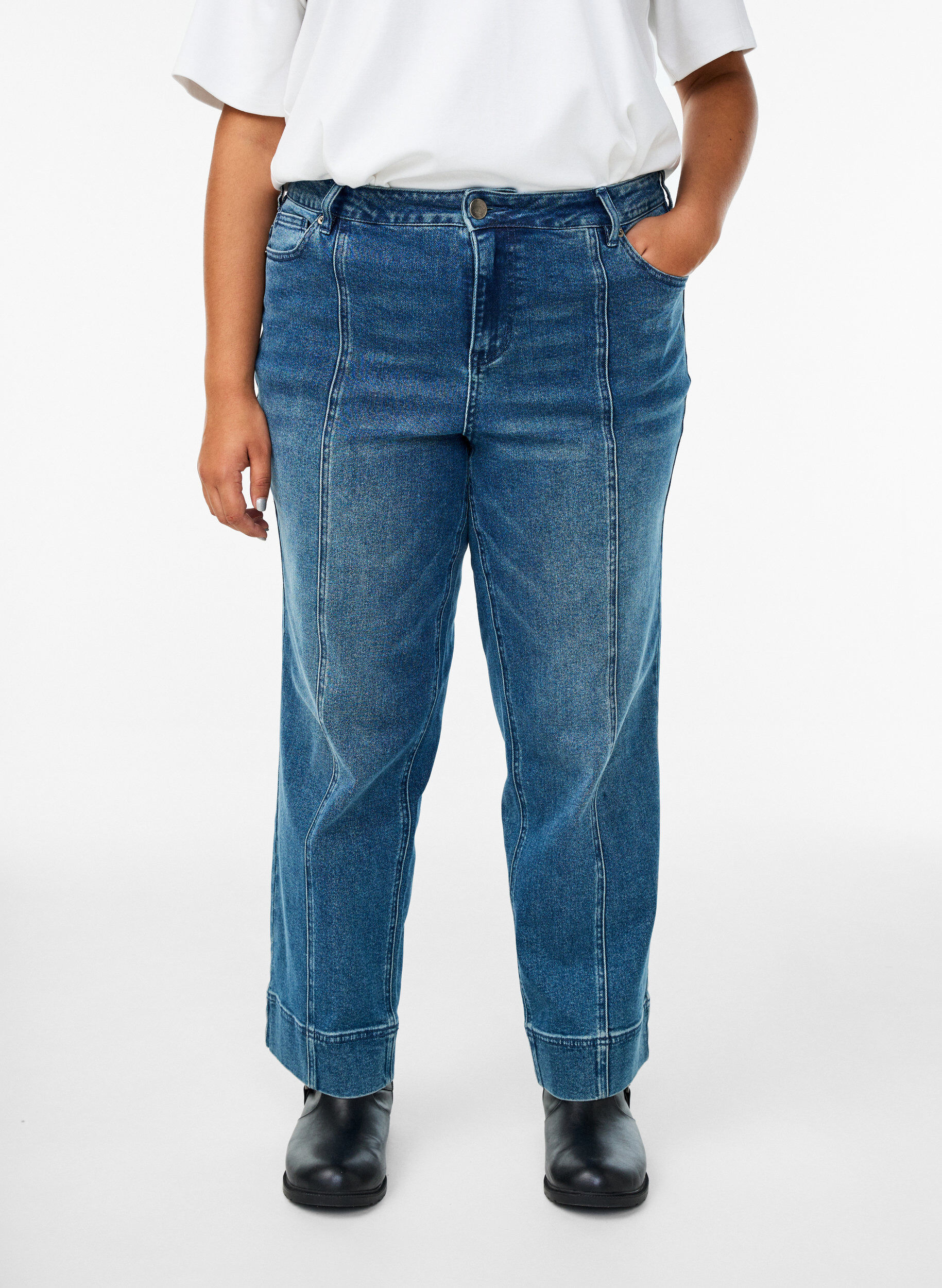Zizzi Straight-fit jeans met opvallende stiksels, Blauw, Model image number 2