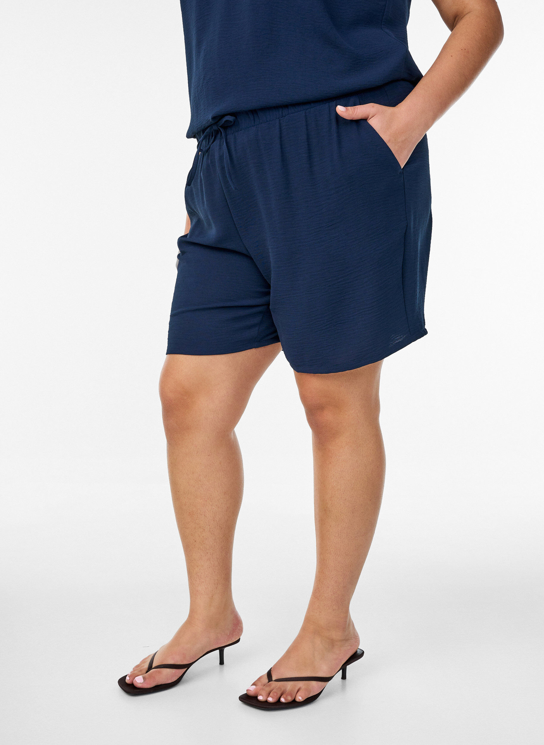 ZizziKorte broek met zakken en elastische tailleband, Blauw, Model image number 3