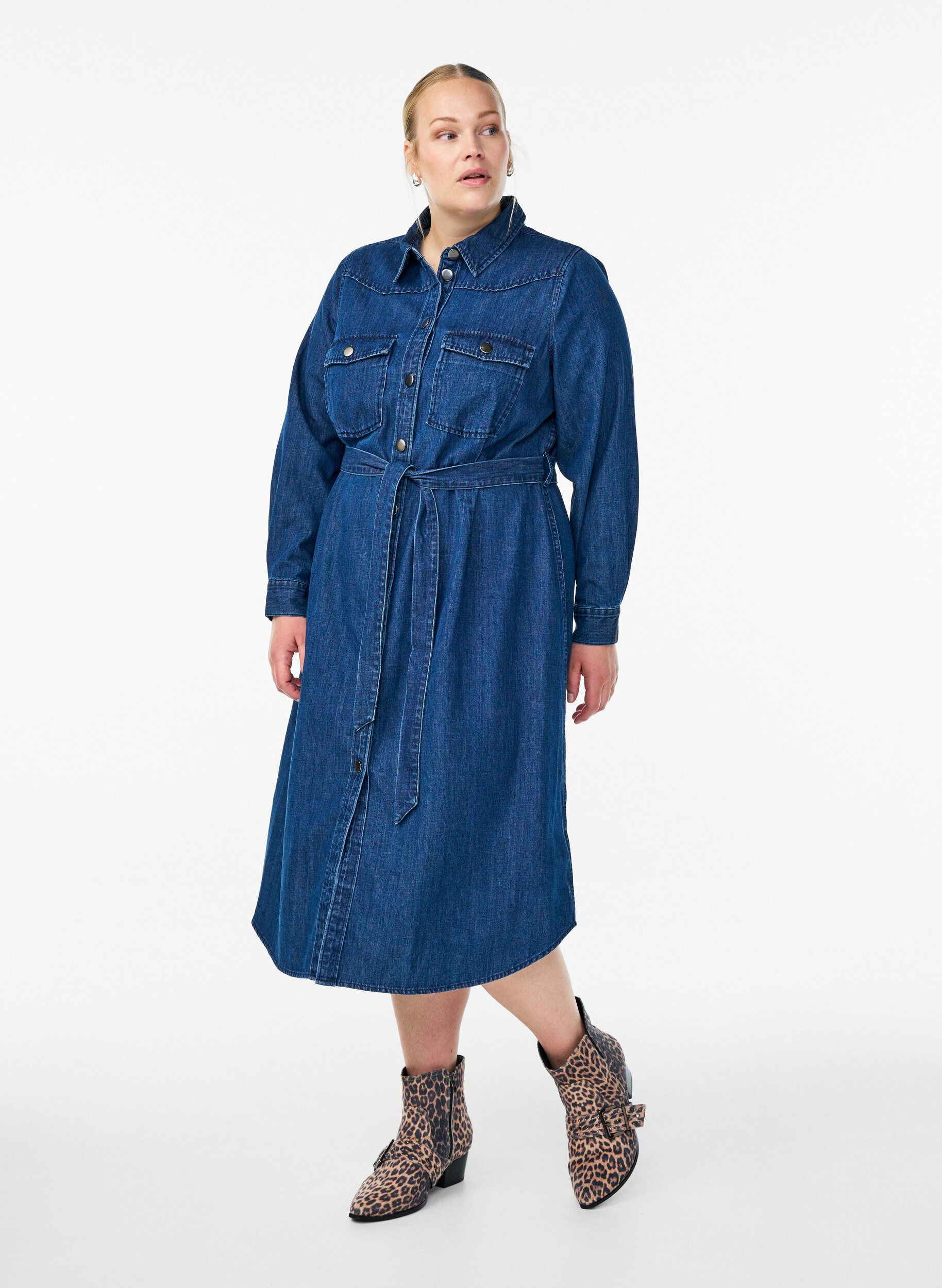 Zizzi Halflange denim jurk met strikceintuur, Blauw, Model image number 0