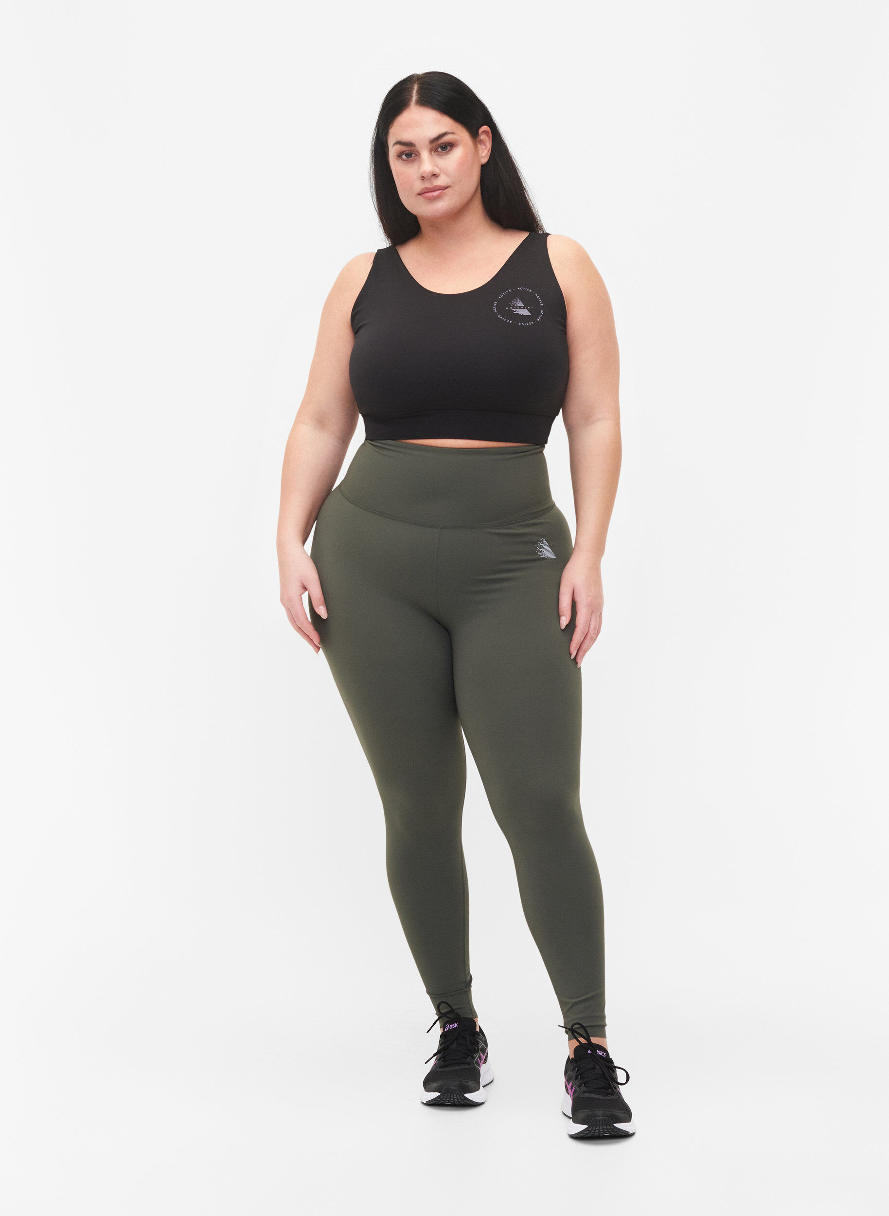 Zizzi CORE, MID SUPPORT SPORTS BRA - Sportbeha in blokkleur met v-rug, Black, Model image number 2