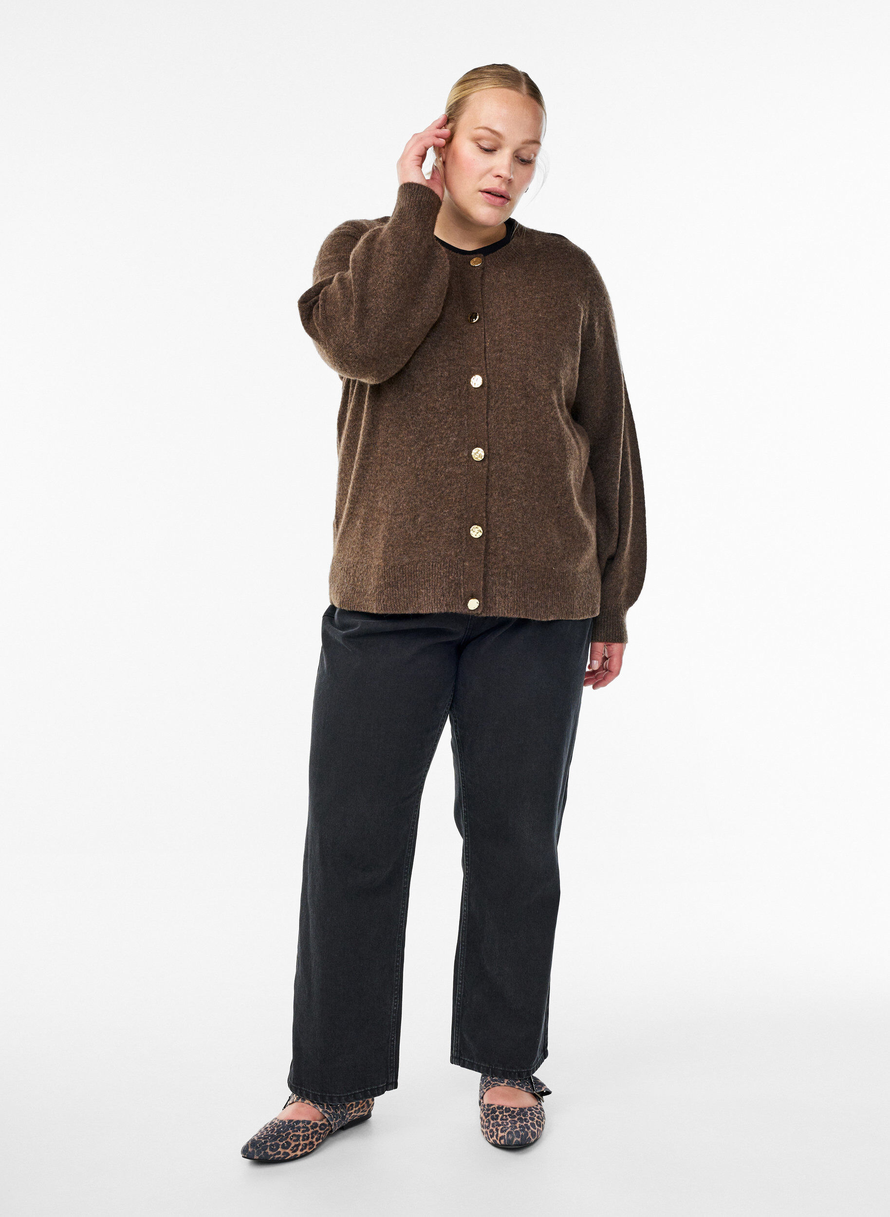 Zizzi Cardigan in zacht breisel met goudkleurige knopen, Bruin, Model image number 1