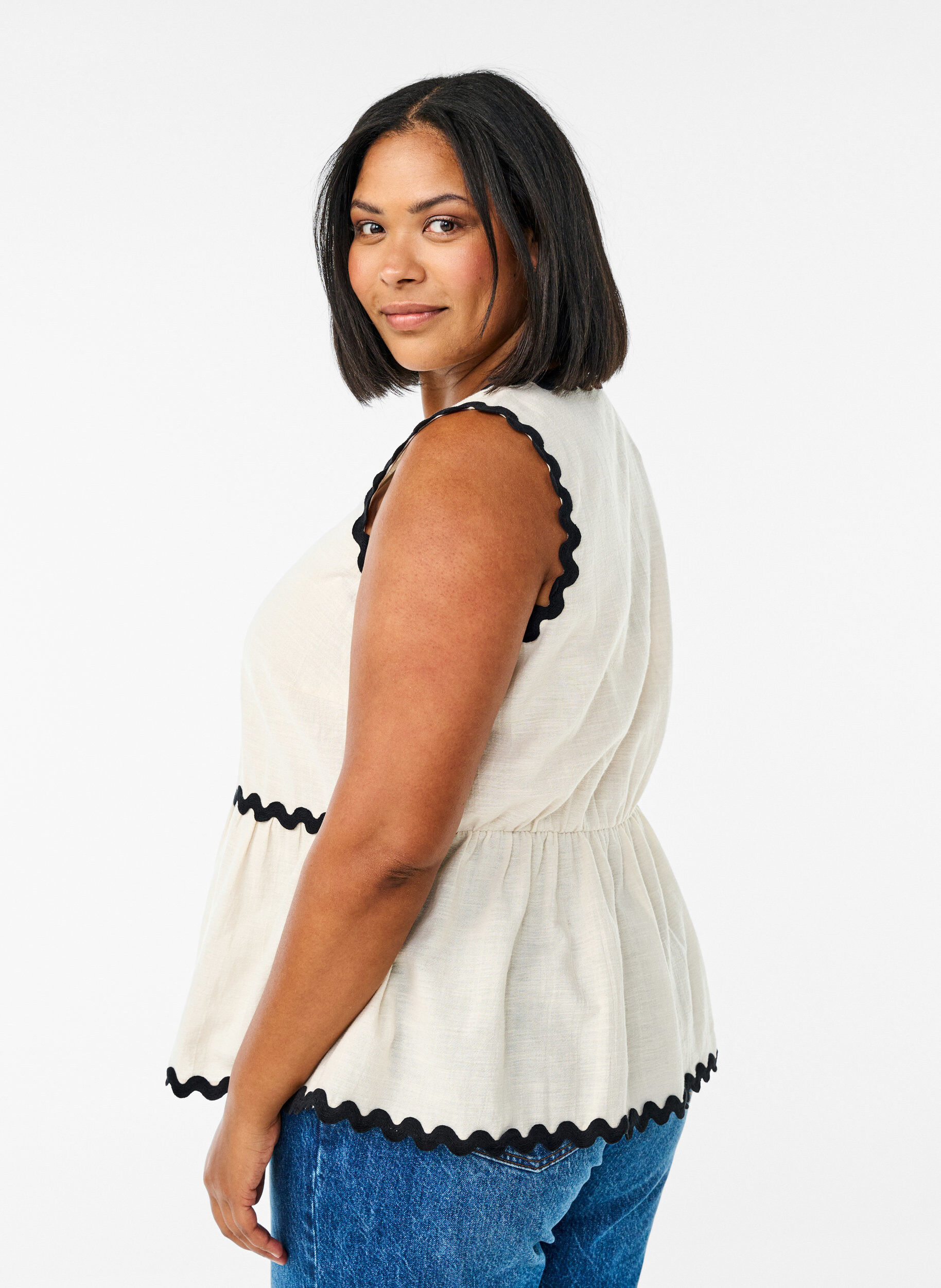 Zizzi Mouwloze blouse met gekartelde contrasterende randen, Beige, Model image number 2