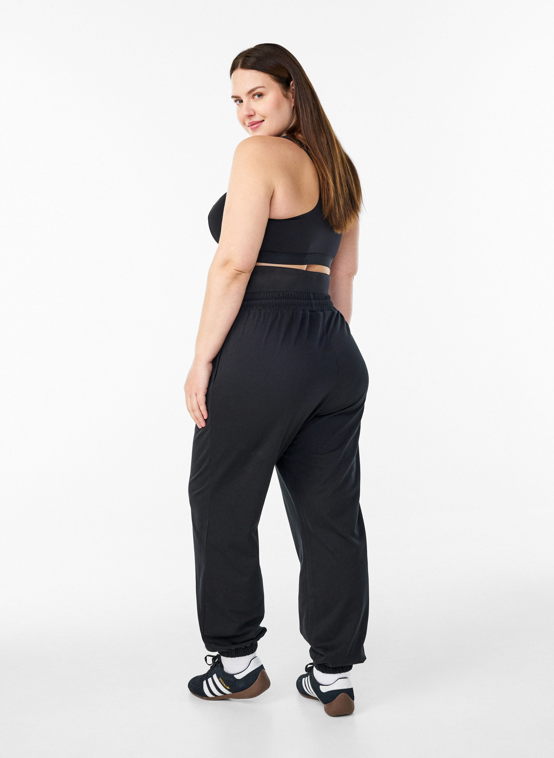 Zizzi Joggingbroek met een brede tailleband, Zwart, Model image number 2