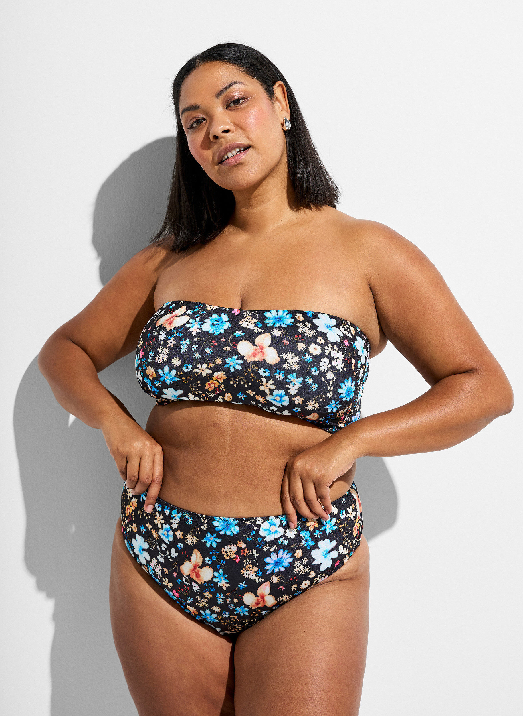 Zizzi Bloemen bandeau bikinitop, Blauw, Model image number 1