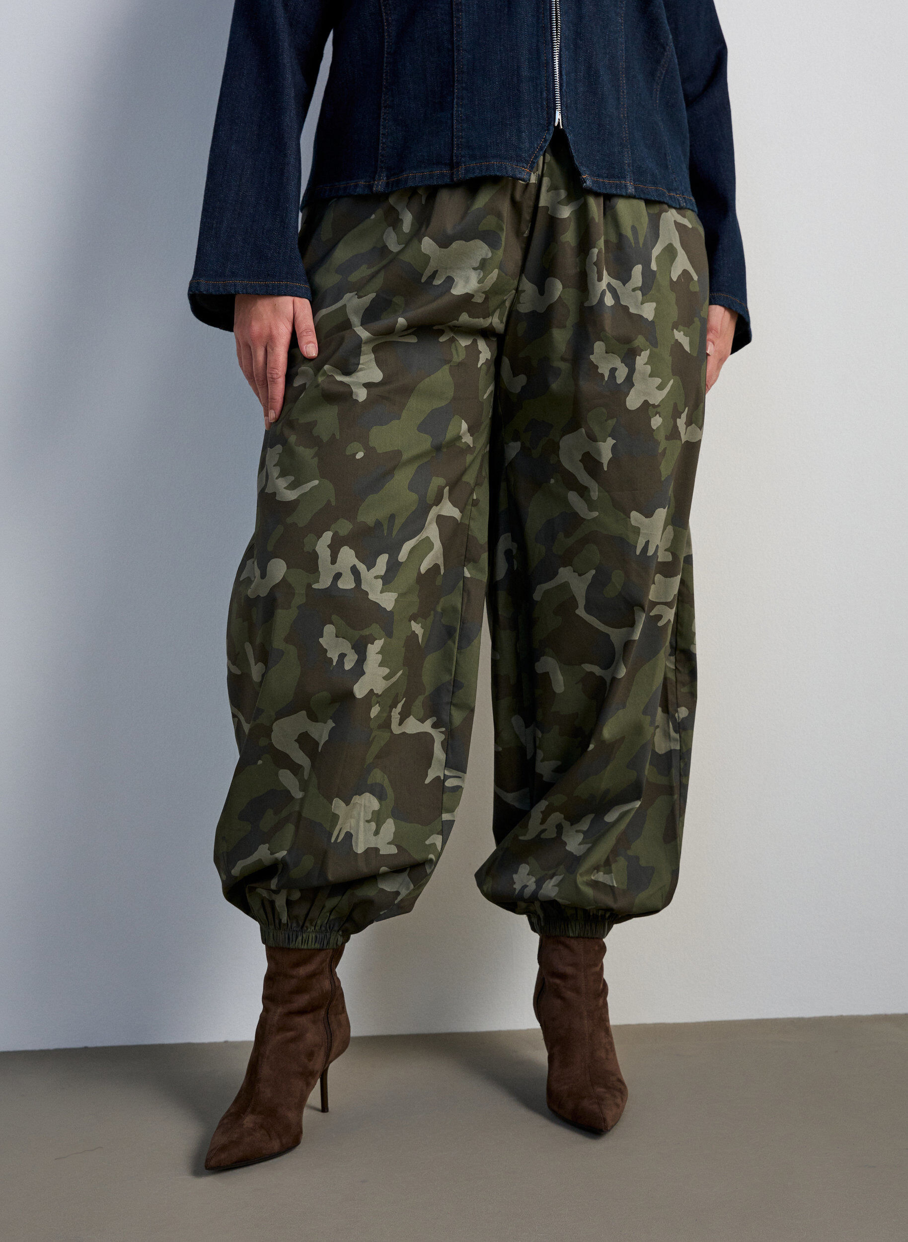 ZizziBalloonbroek met hoge taille en all-overpatroon, Groen, Model image number 2