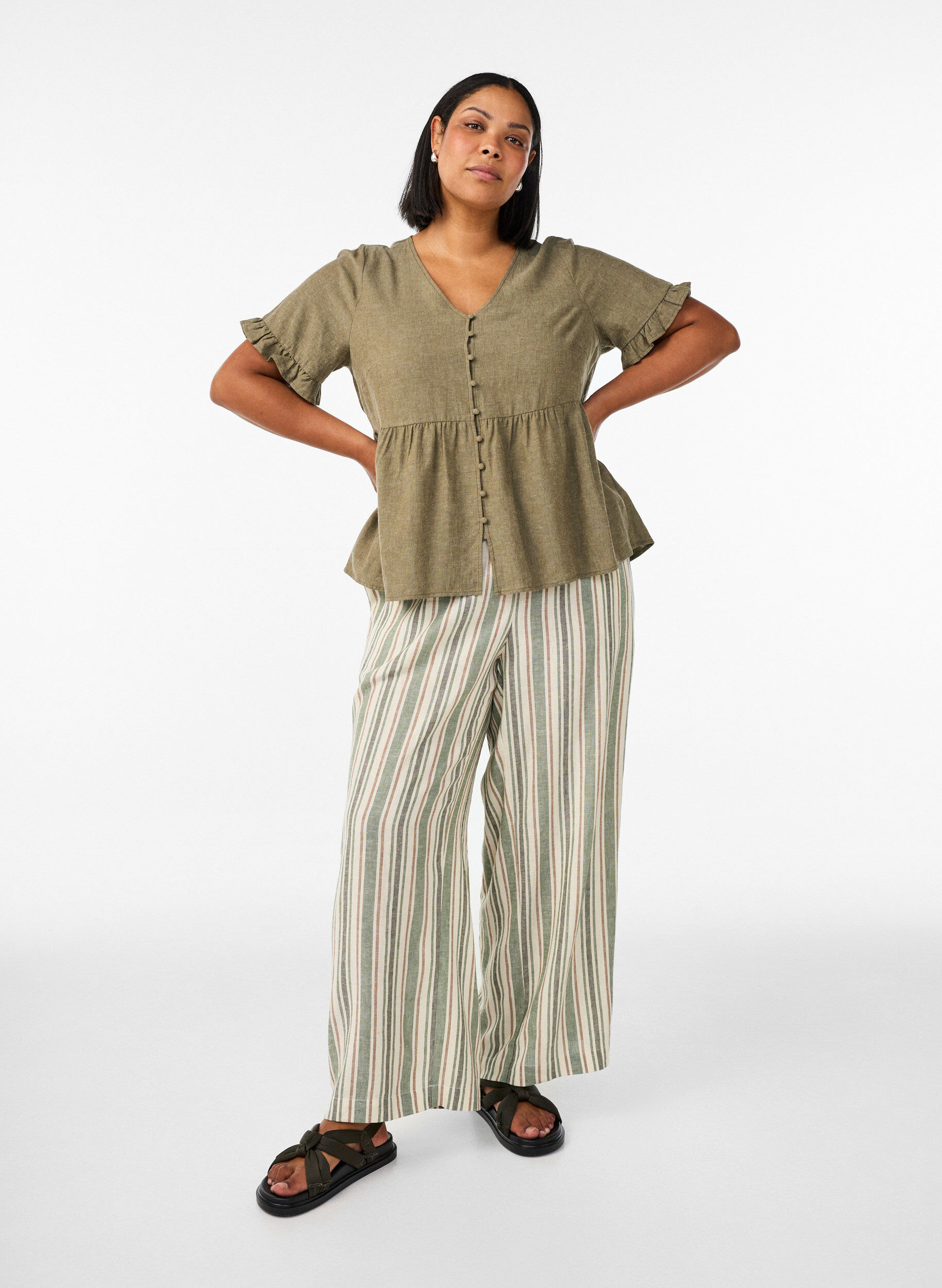 Zizzi Blouse in linnen en viscose met een V-hals en knoopsluiting, Groen, Model image number 1