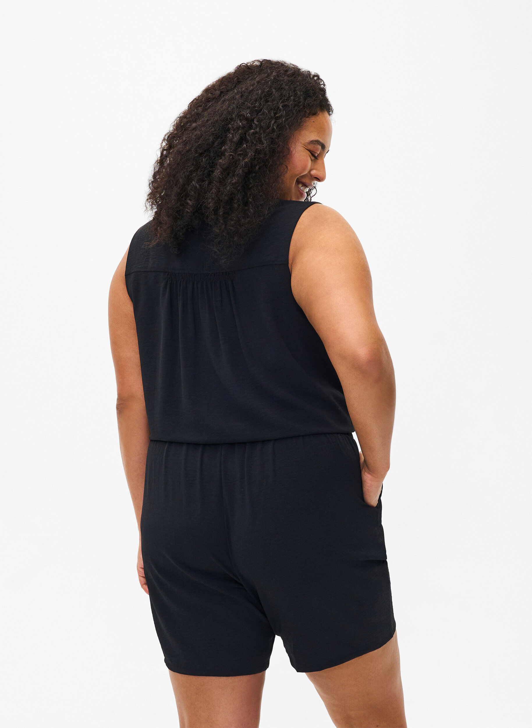 ZizziKorte broek met zakken en elastische tailleband, Zwart, Model image number 2