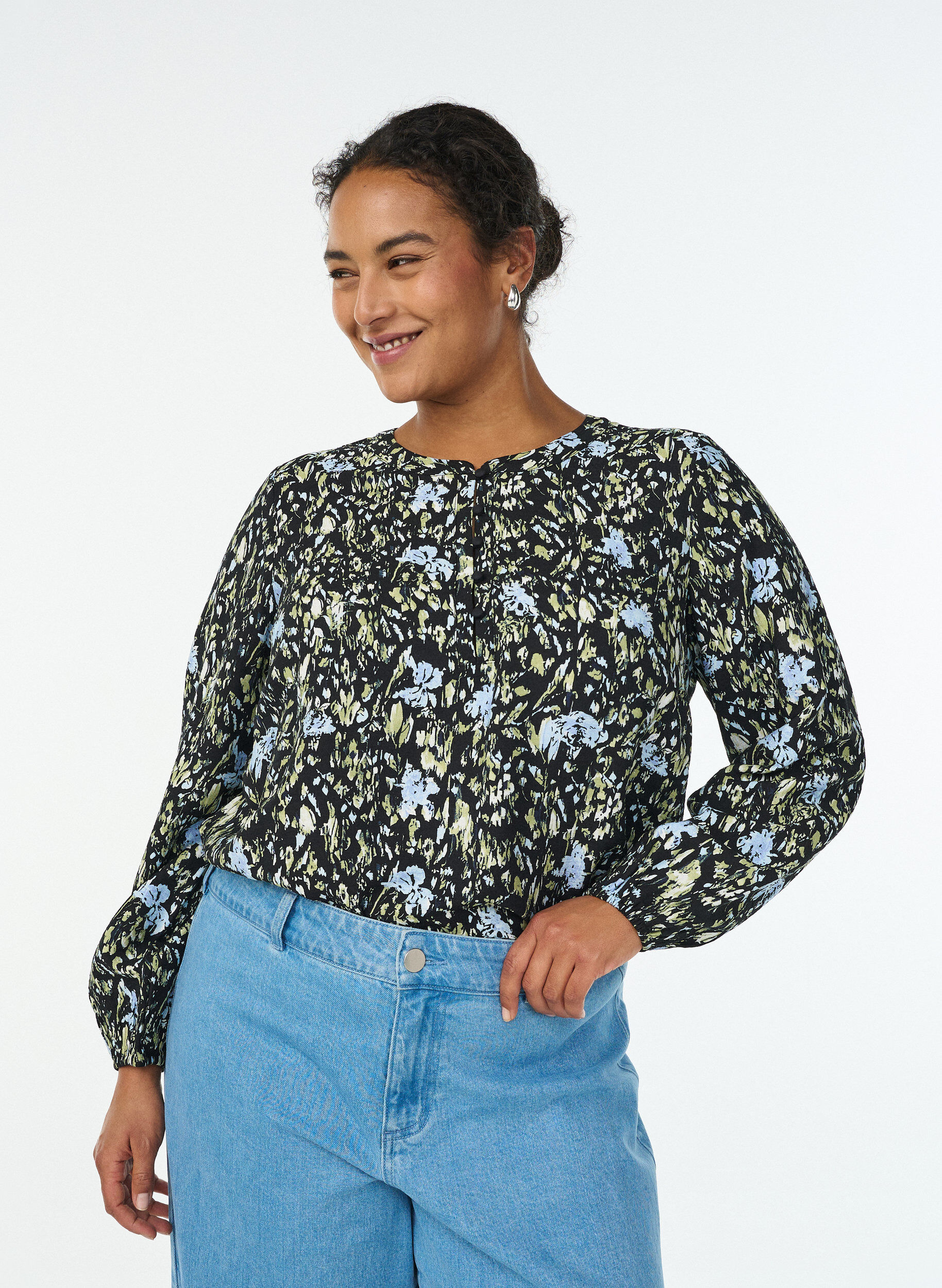 Zizzi Blouse met lange mouwen met patroon en knopen, Zwart, Model image number 0