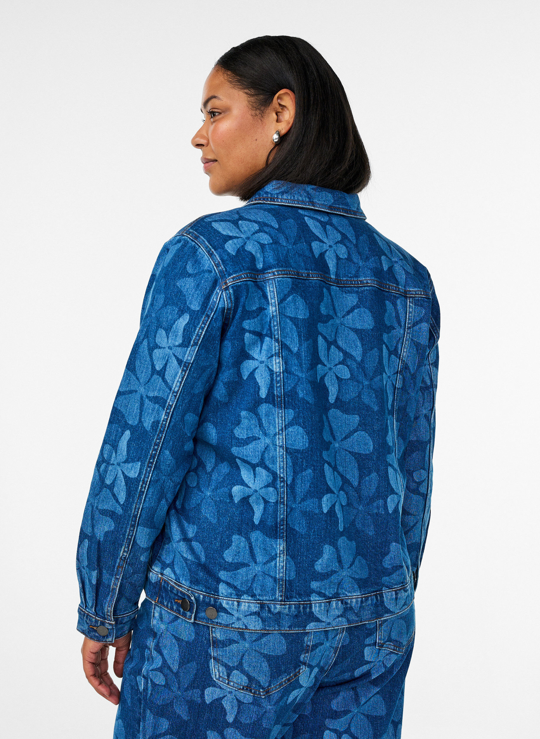 Zizzi Denimjack met bloemenpatroon, Blauw, Model image number 2