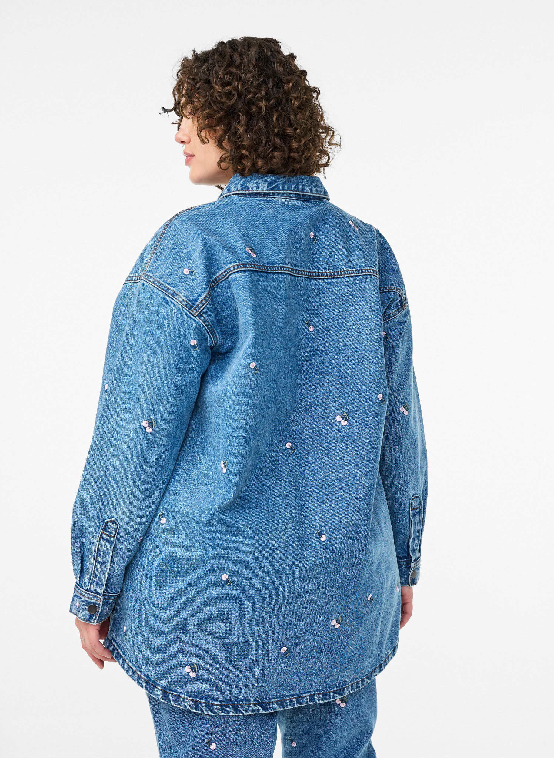 Zizzi Denim overhemd met geborduurde motieven, Blauw, Model image number 2