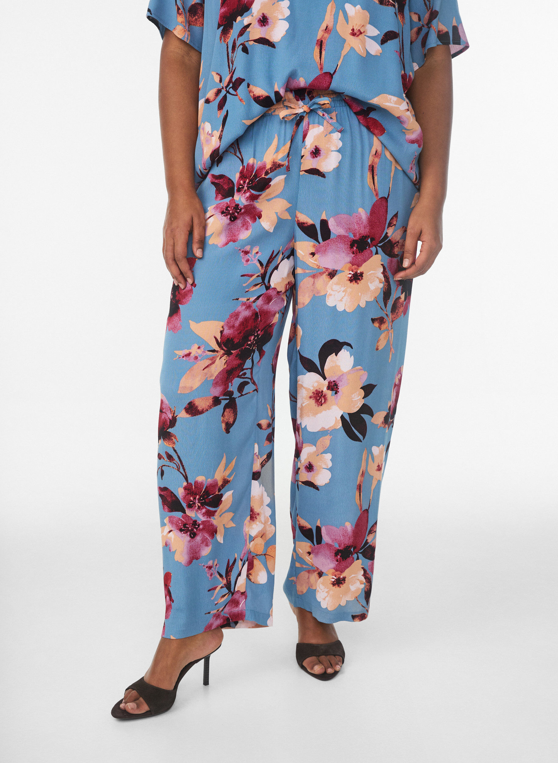 Zizzi Losse viscose broek met print, Blauw, Model image number 2