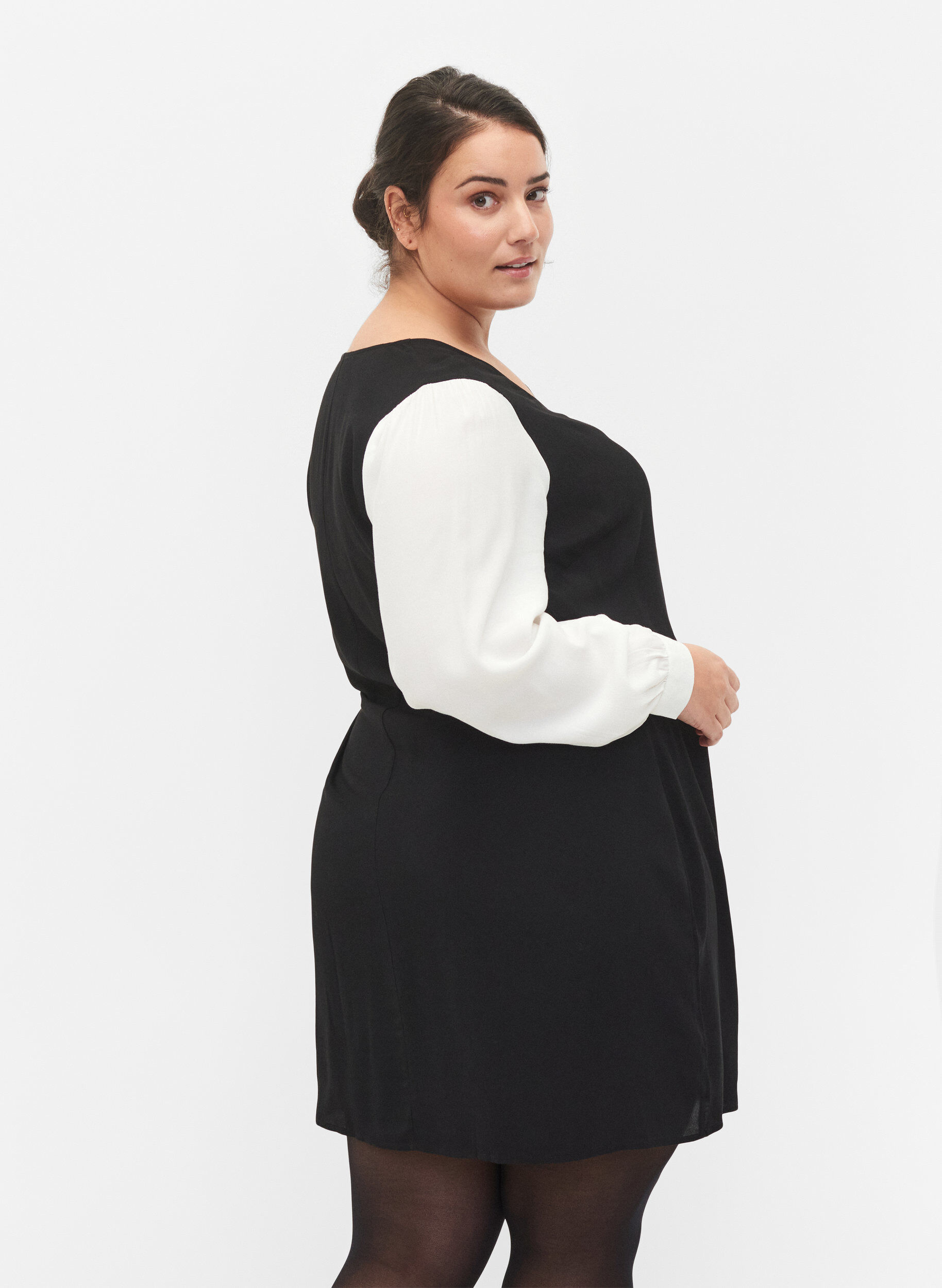 Zizzi Jurk met lange mouwen in viscose, Black w. Cloud D., Model image number 1