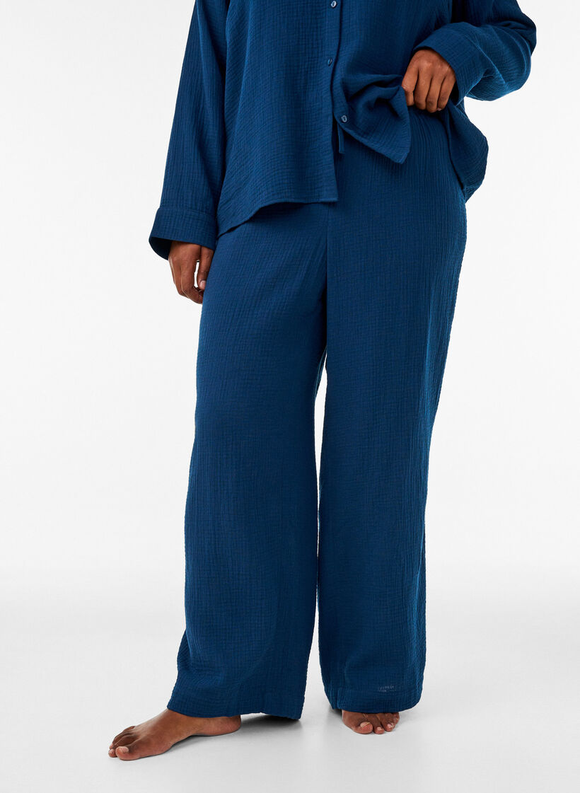 Losse pyjamabroek van katoenen mousseline, Blauw, Model image number 2