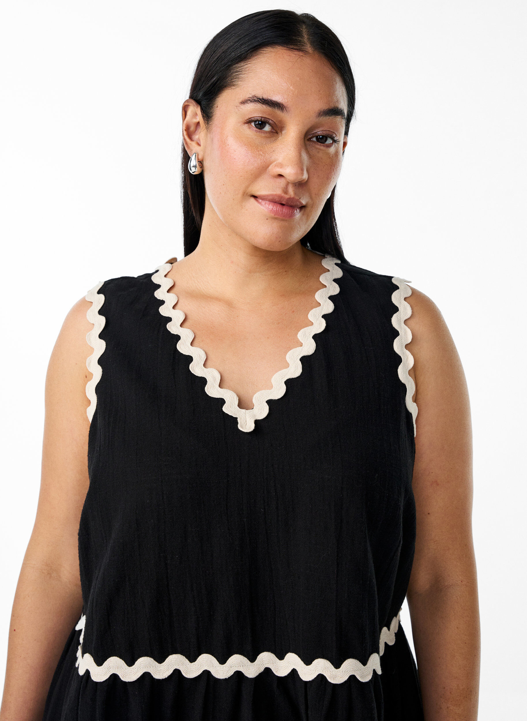 Zizzi Mouwloze blouse met gekartelde contrasterende randen, Zwart, Model image number 3