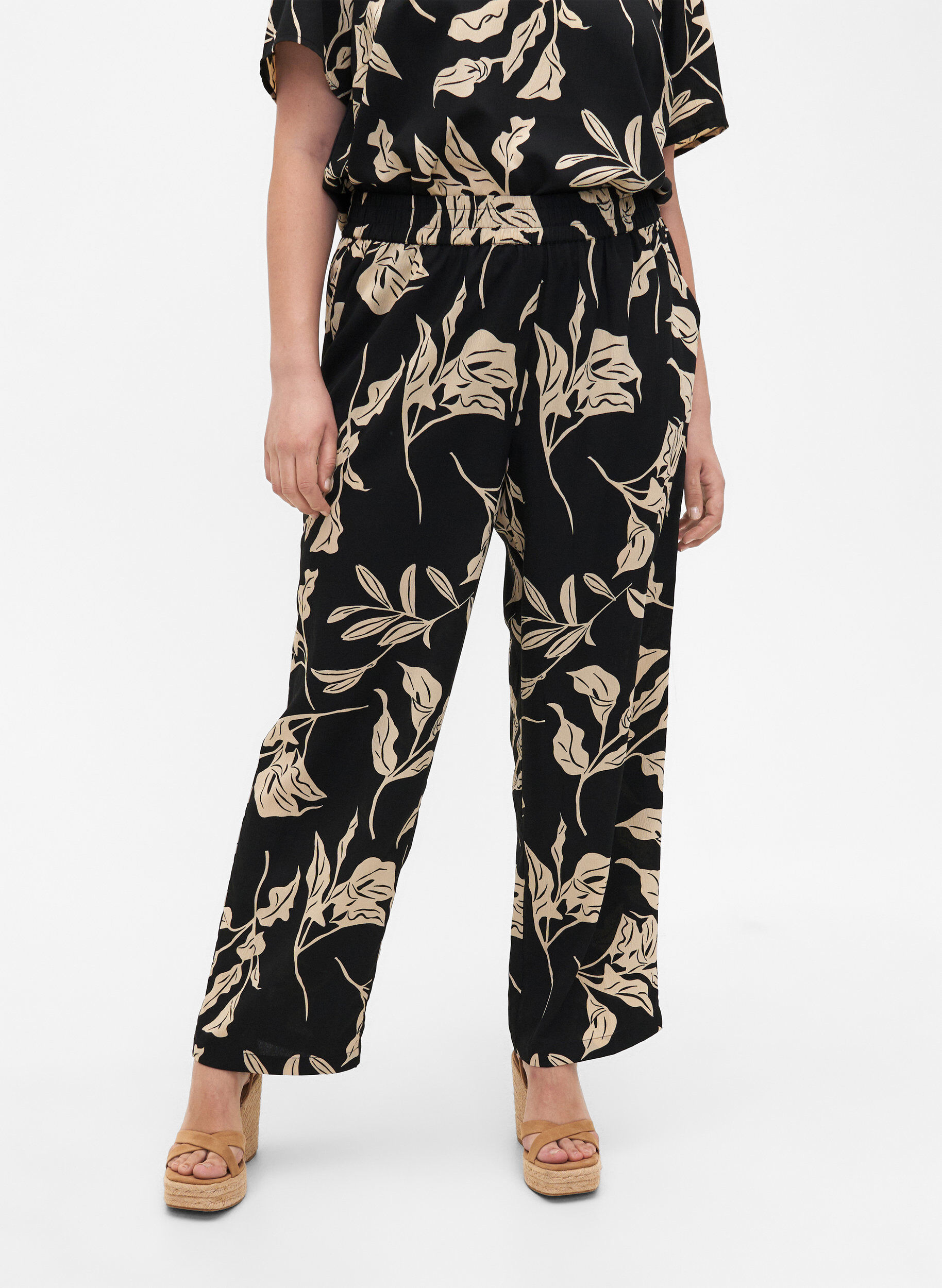 Zizzi FLASH - Broek met print en zakken, Black Off White Fl., Model image number 2