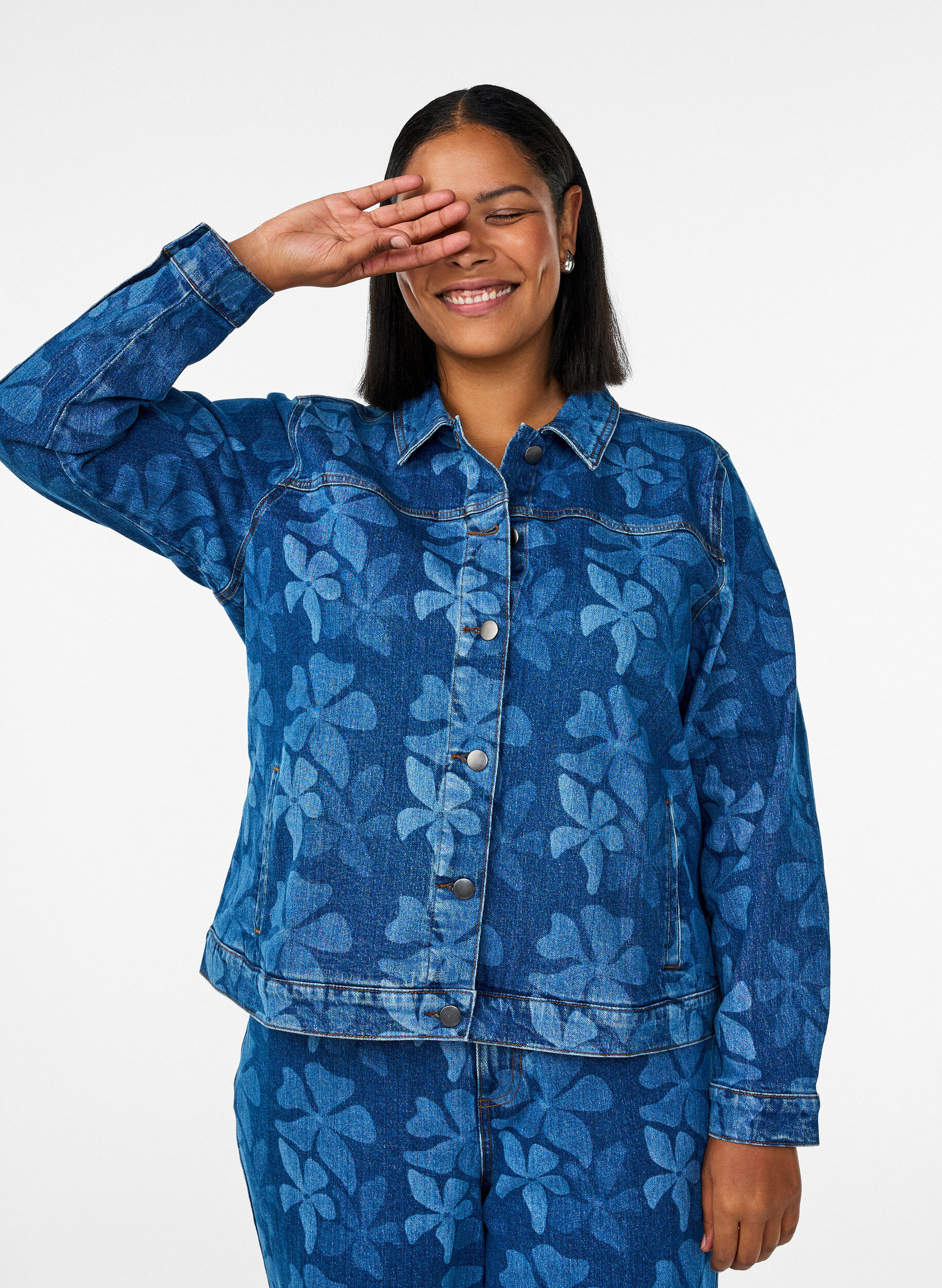 Zizzi Denimjack met bloemenpatroon, Blauw, Model image number 3