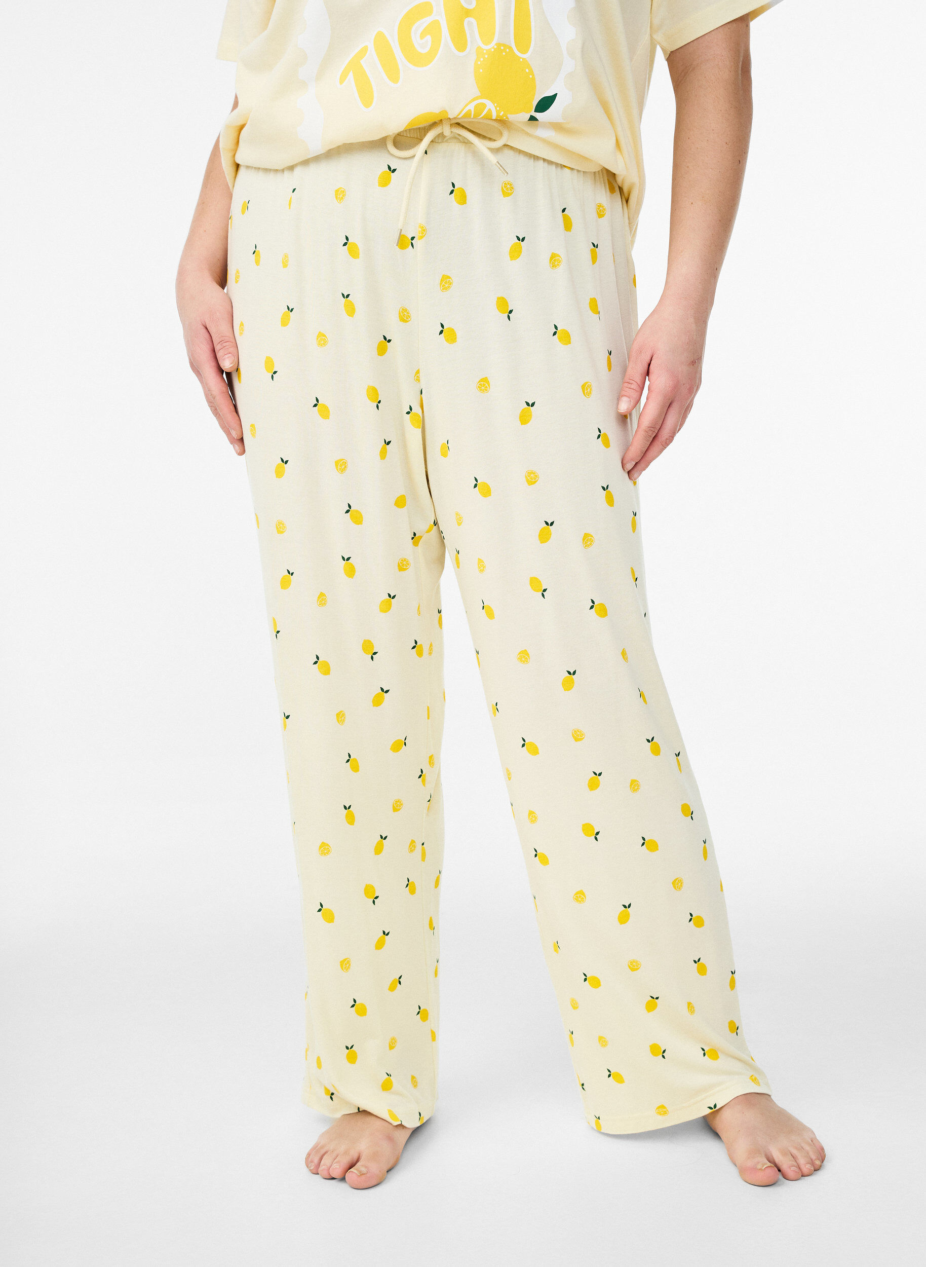 Zizzi Pyjamabroek in zachte jersey met hoge taille en fruitprint, Geel, Model image number 2