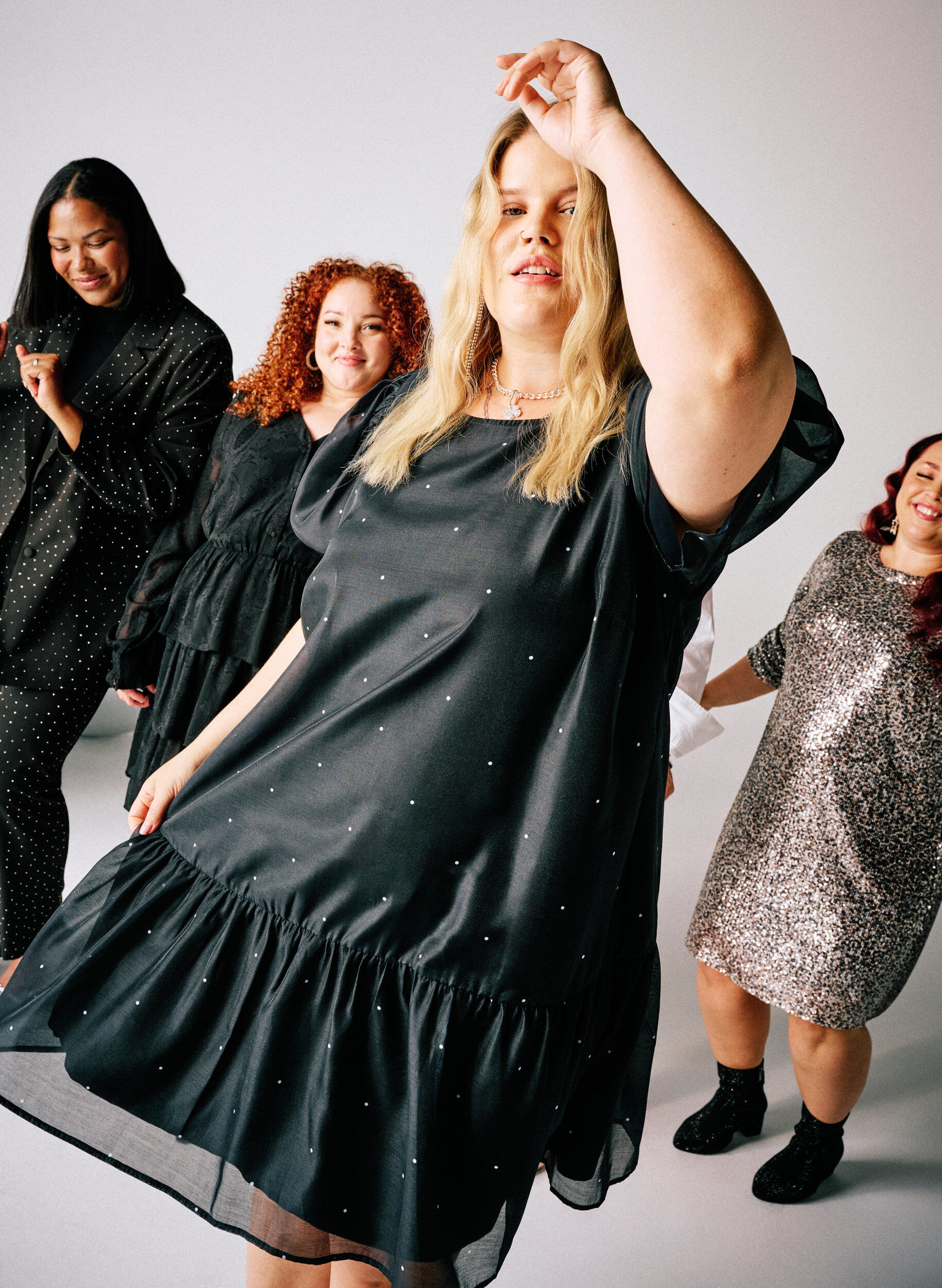 Zizzi Feestjurk tot op de knie met doorschijnende mouwen, Zwart, Image image number 0