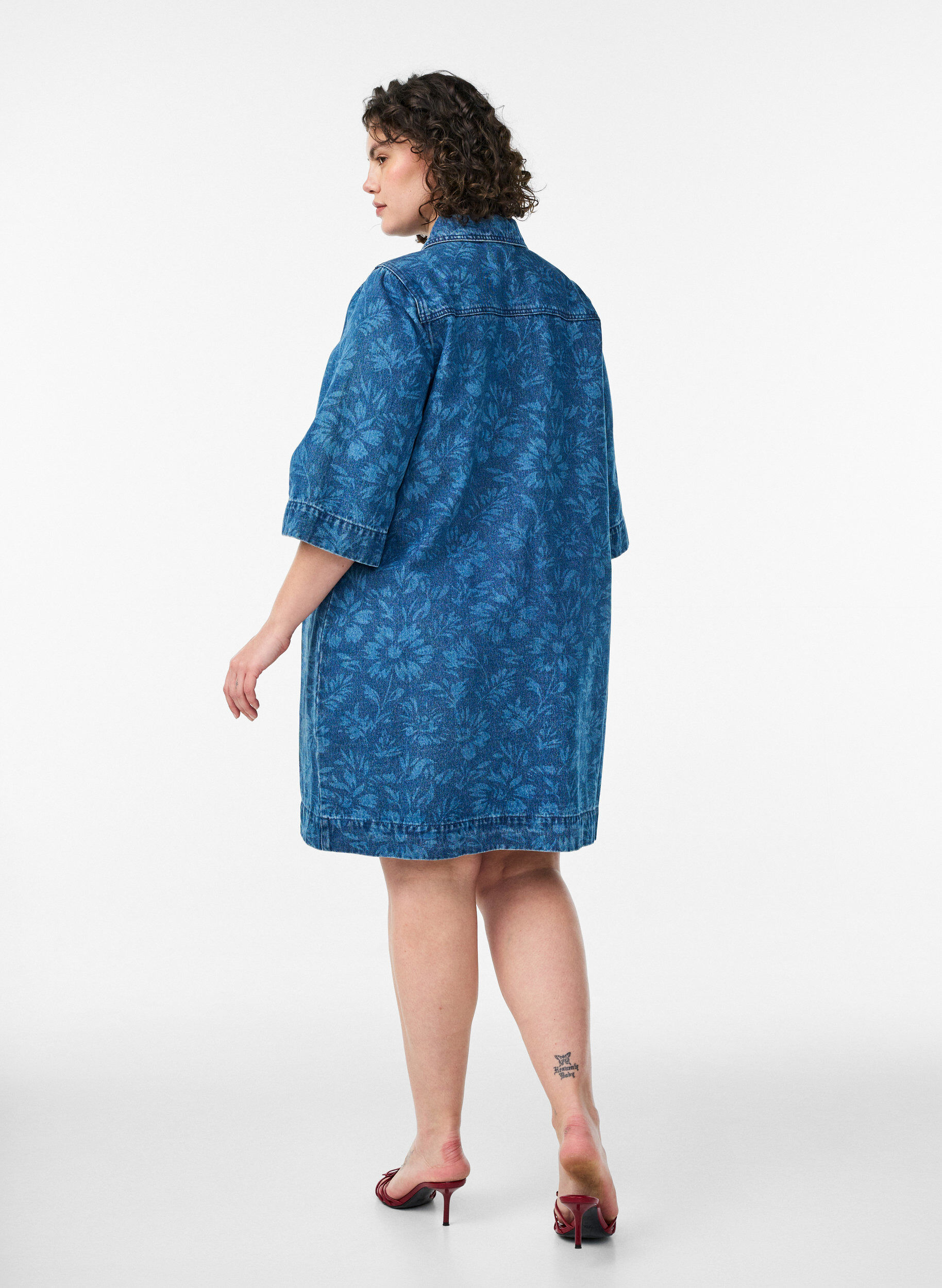 Zizzi Denimjurk met bloemenprint en borstzakken, Blauw, Model image number 2