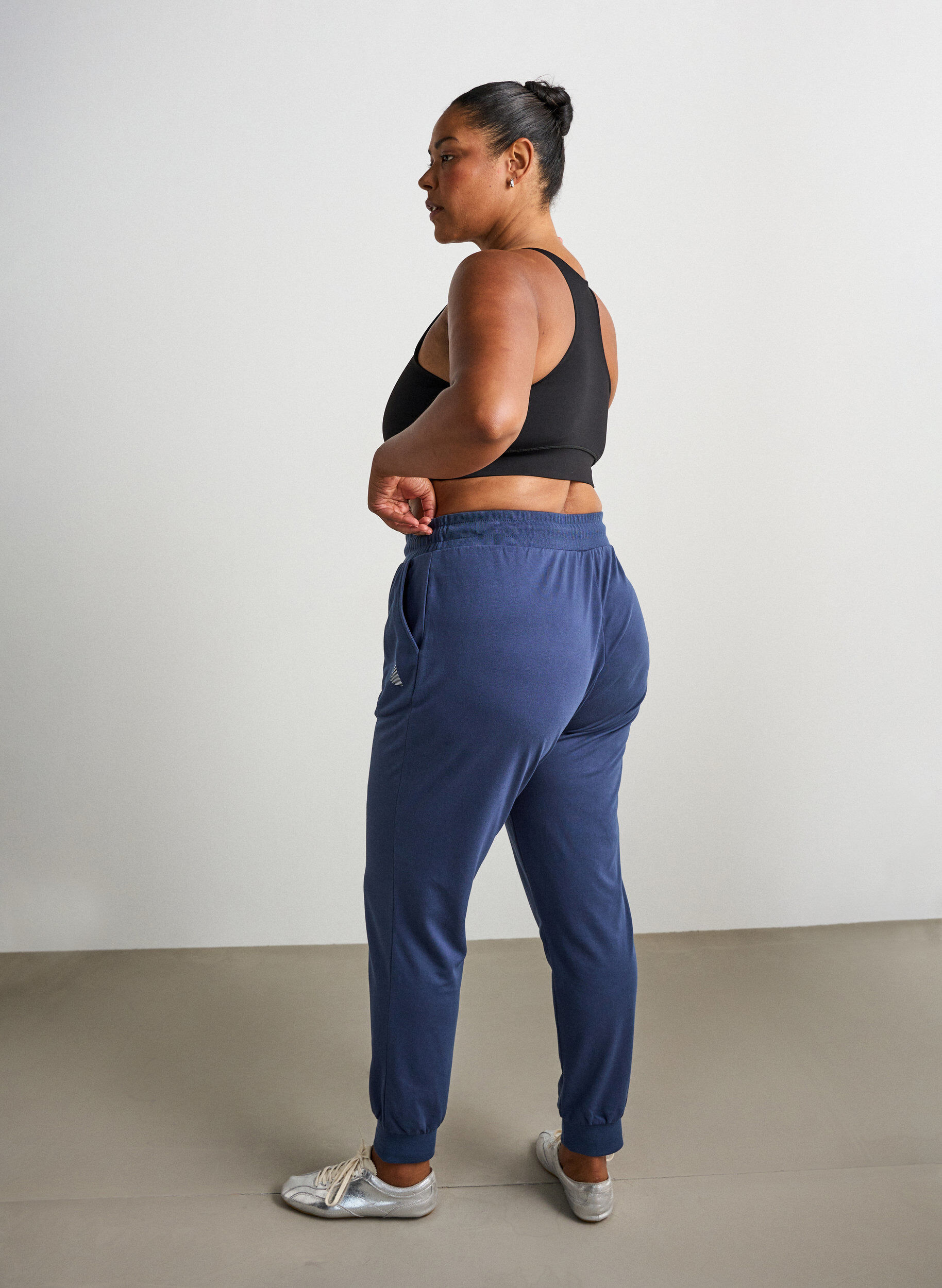 ZizziLosse trainingsbroek met zakken, Blauw, Model image number 1