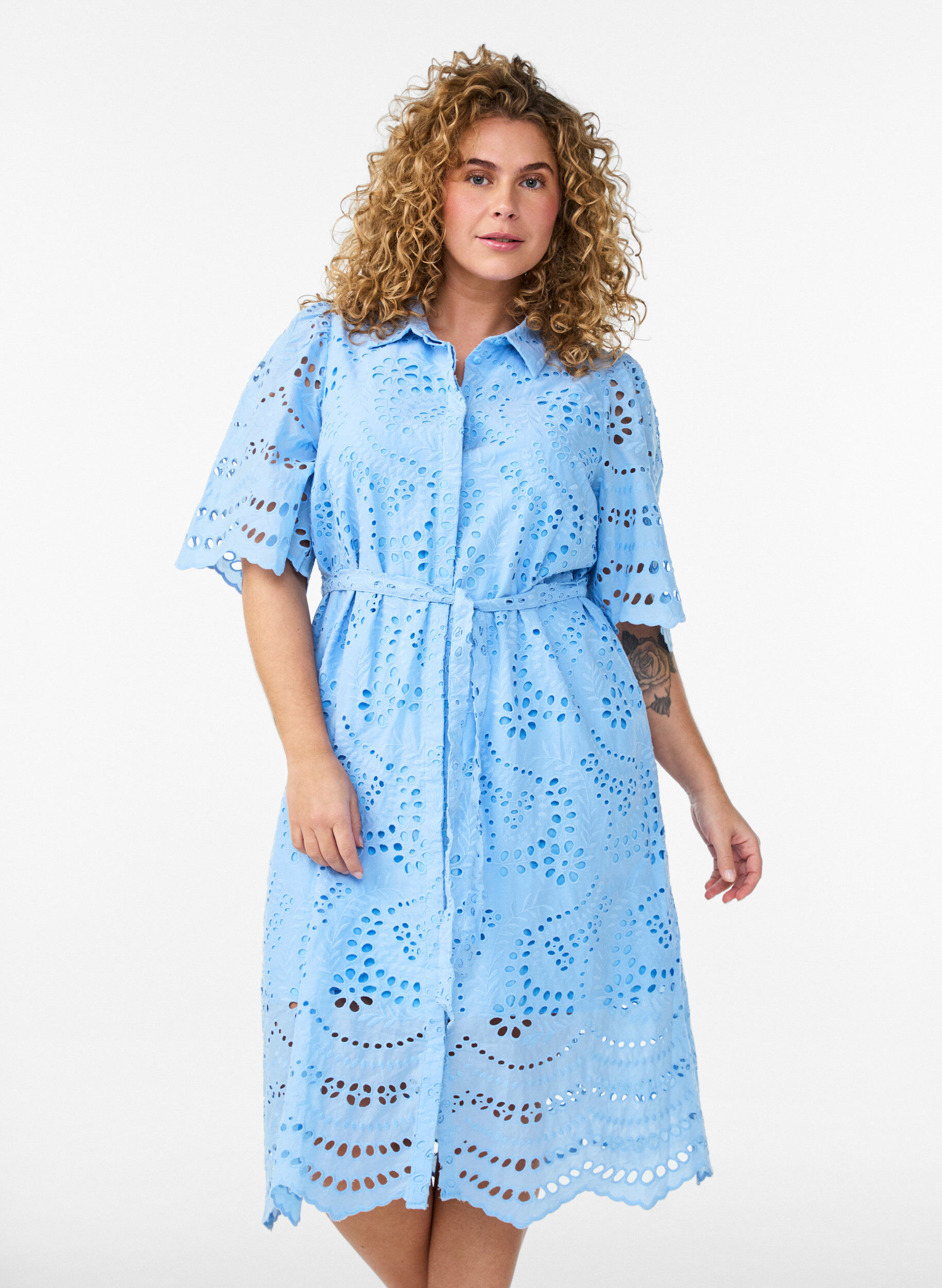 Blousejurk in broderie anglaise met strikceintuur, Blauw, Model