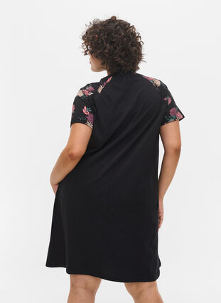 Katoenen pyjama jurk met korte mouwen en print, Black AOP Flower, Model image number 1