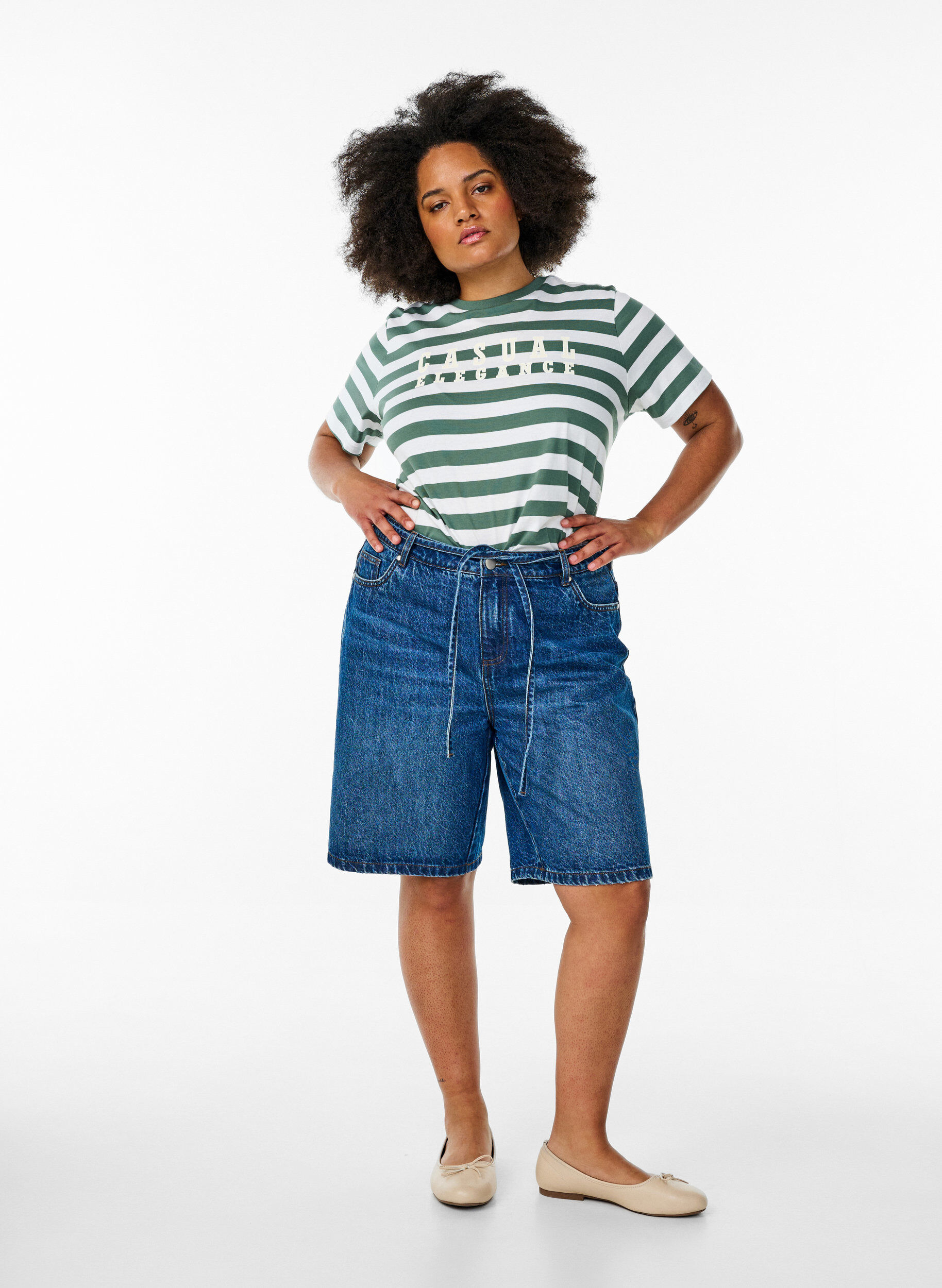 Zizzi Biologisch katoenen T-shirt met strepen en tekst, Groen, Model image number 1