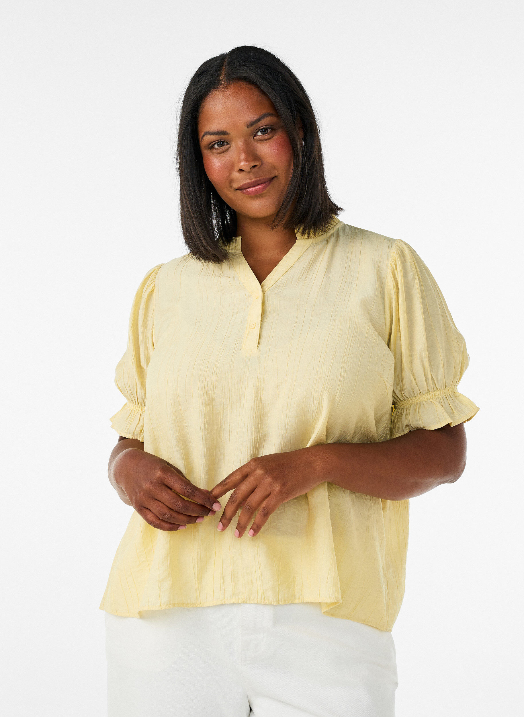 Blouse met korte mouwen in een viscosemix met textuur en ruchesmouwen, Geel, Model