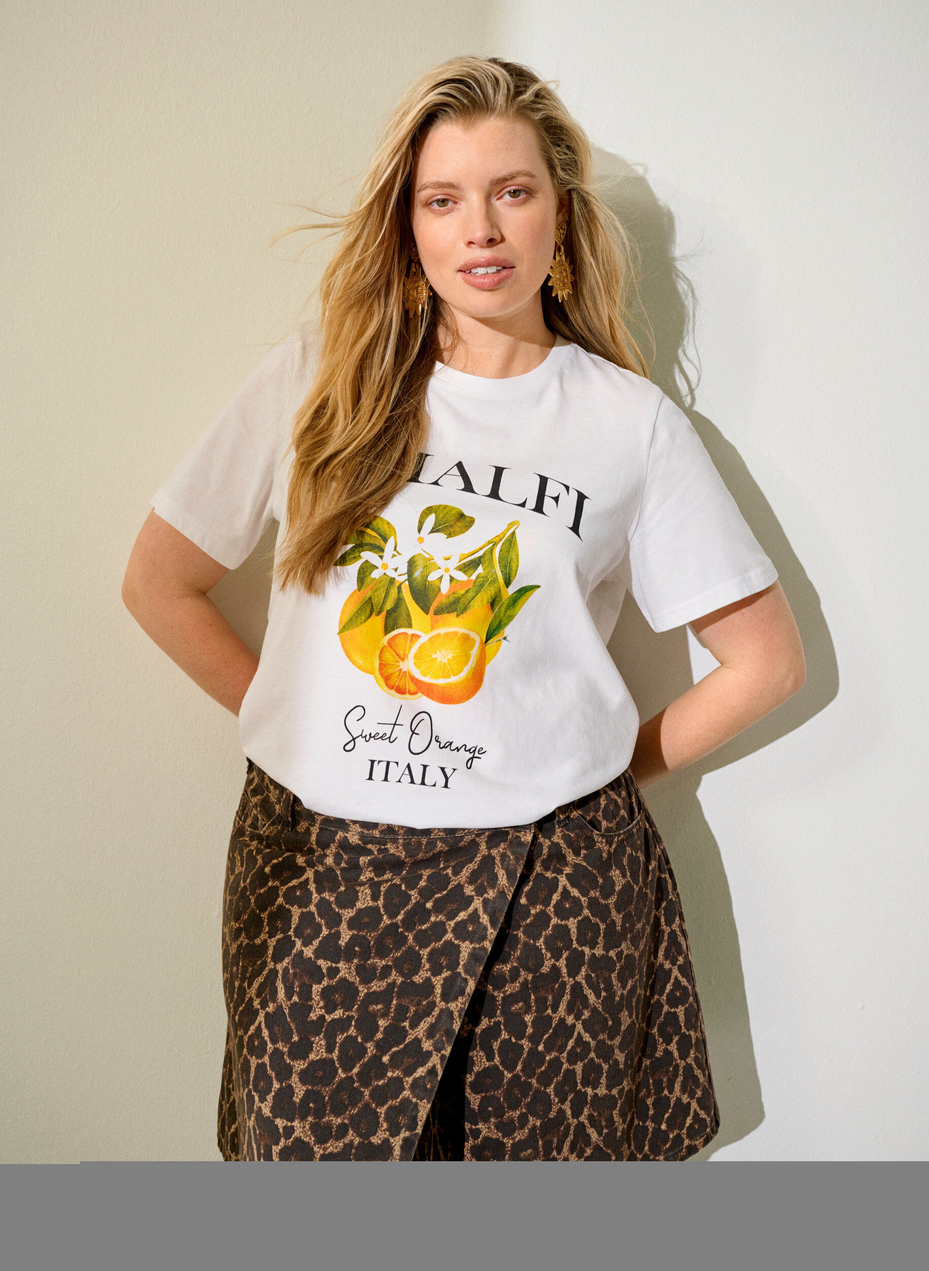 Zizzi Korte denimrok met luipaardprint en een A-lijn vorm, Bruin, Image image number 0