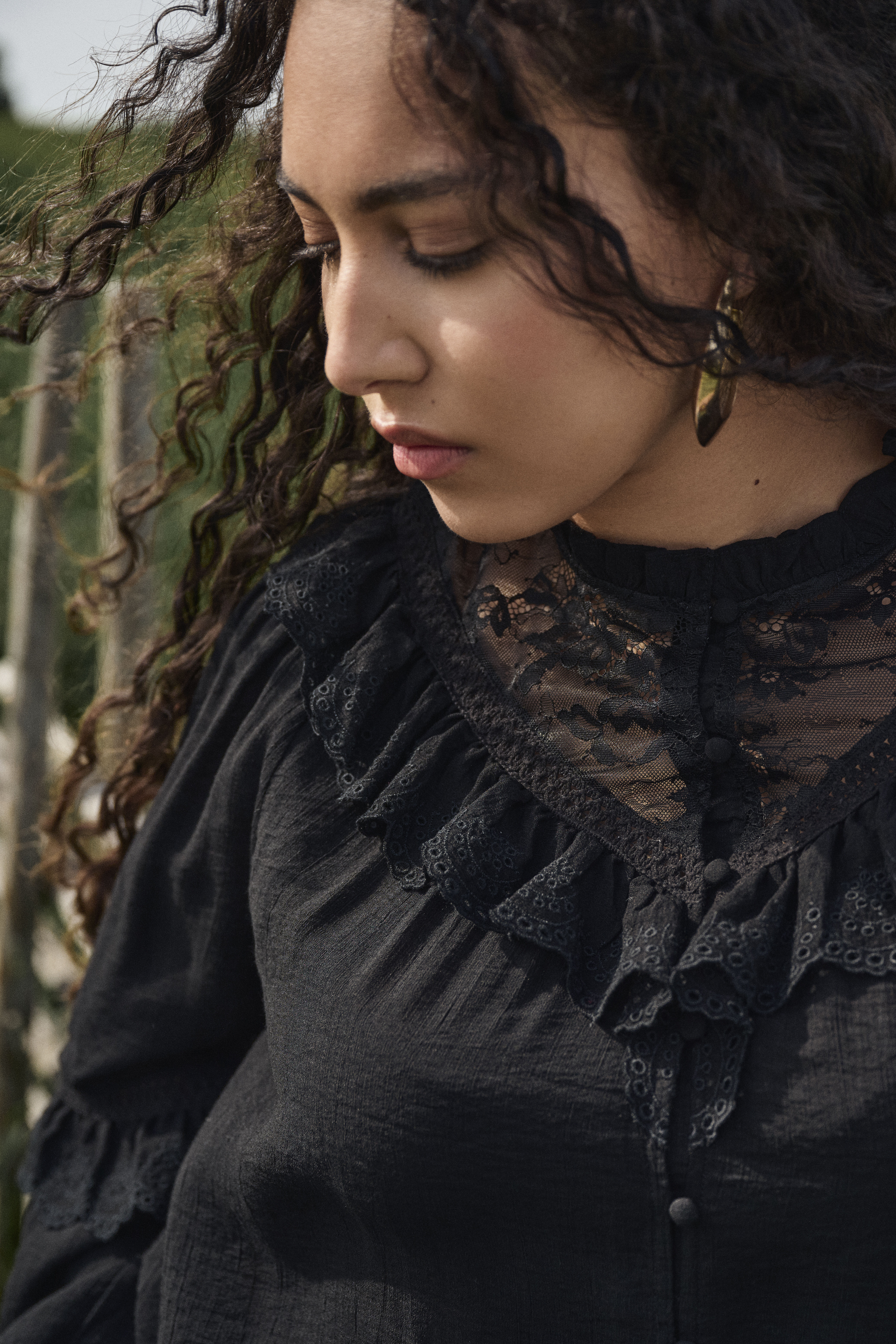 Zizzi Zwarte blouse met ruches en kant, , Model