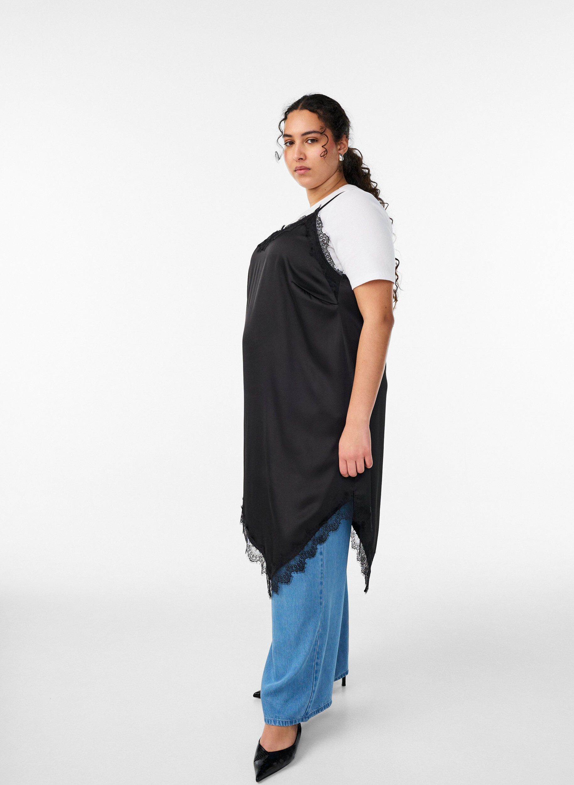 Zizzi Satinlook jurk met kanten afwerking, Zwart, Model image number 2