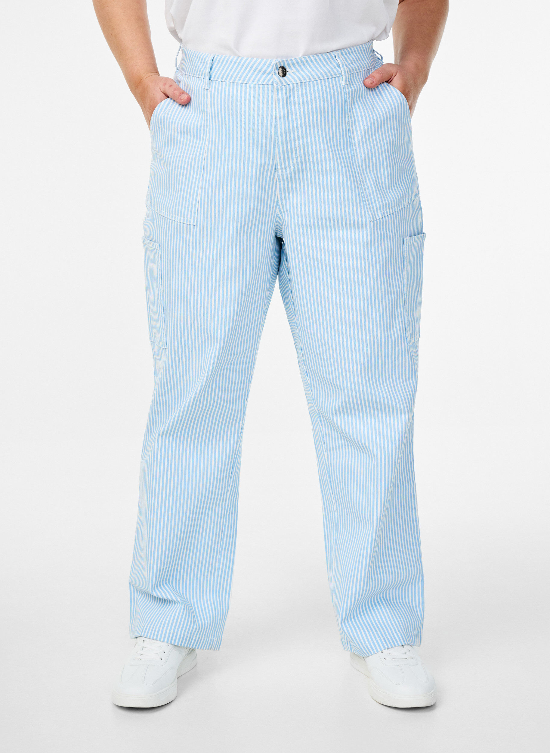 Zizzi Hoog getailleerde gestreepte cargo jeans, Blauw, Model image number 2