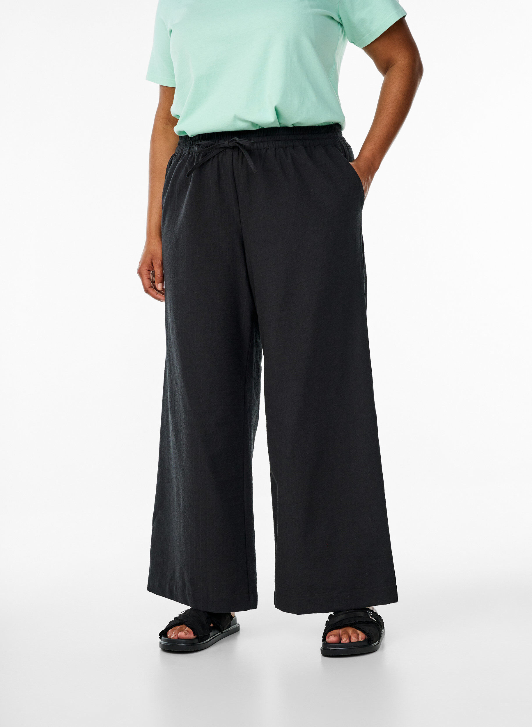 Zizzi Losse broek met hoge taille en zakken, Zwart, Model image number 2