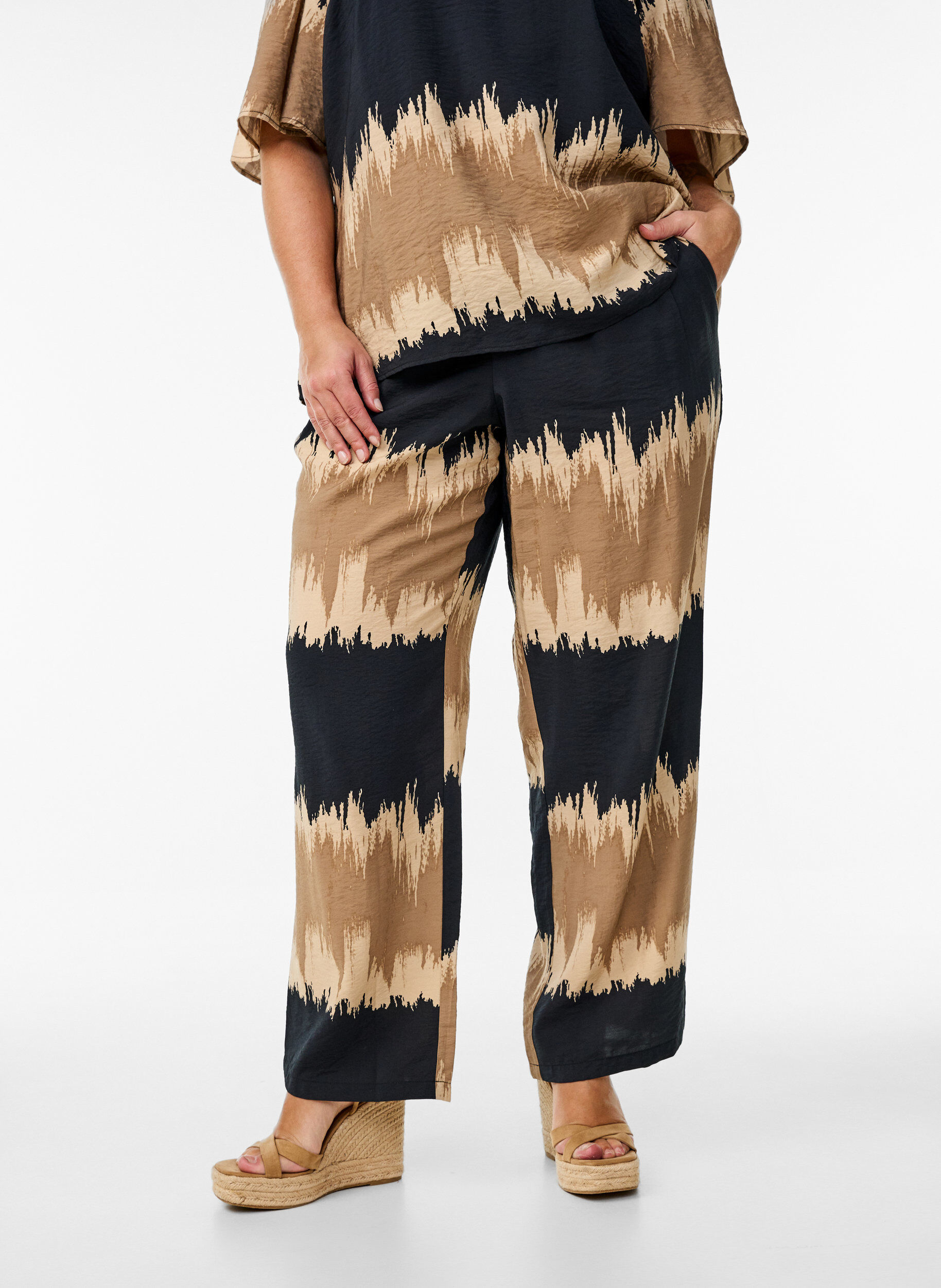 Zizzi Losse broek met grafische print, Zwart, Model image number 2