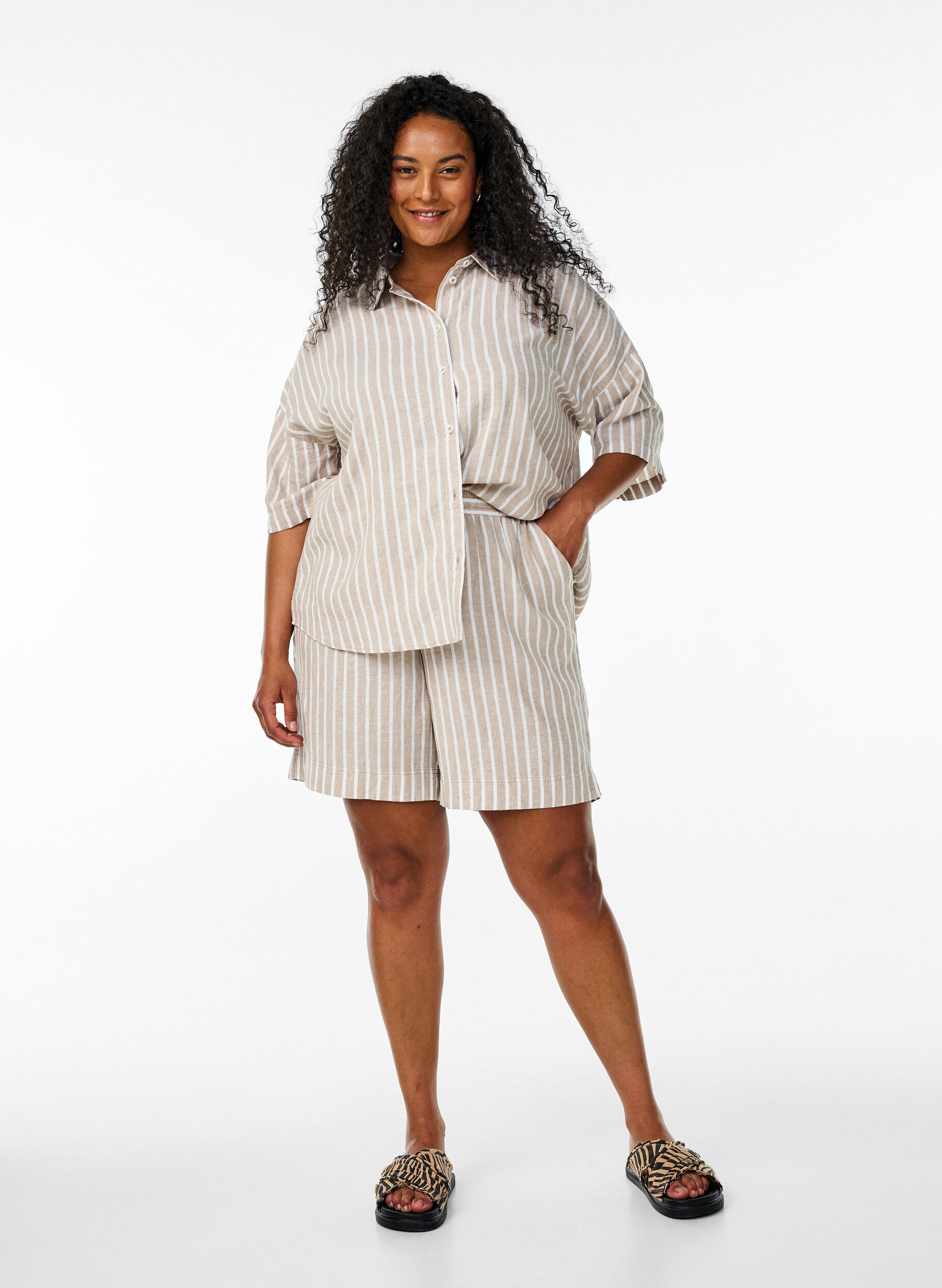 Zizzi Gestreepte korte broek van linnen en viscose, Beige, Model image number 1