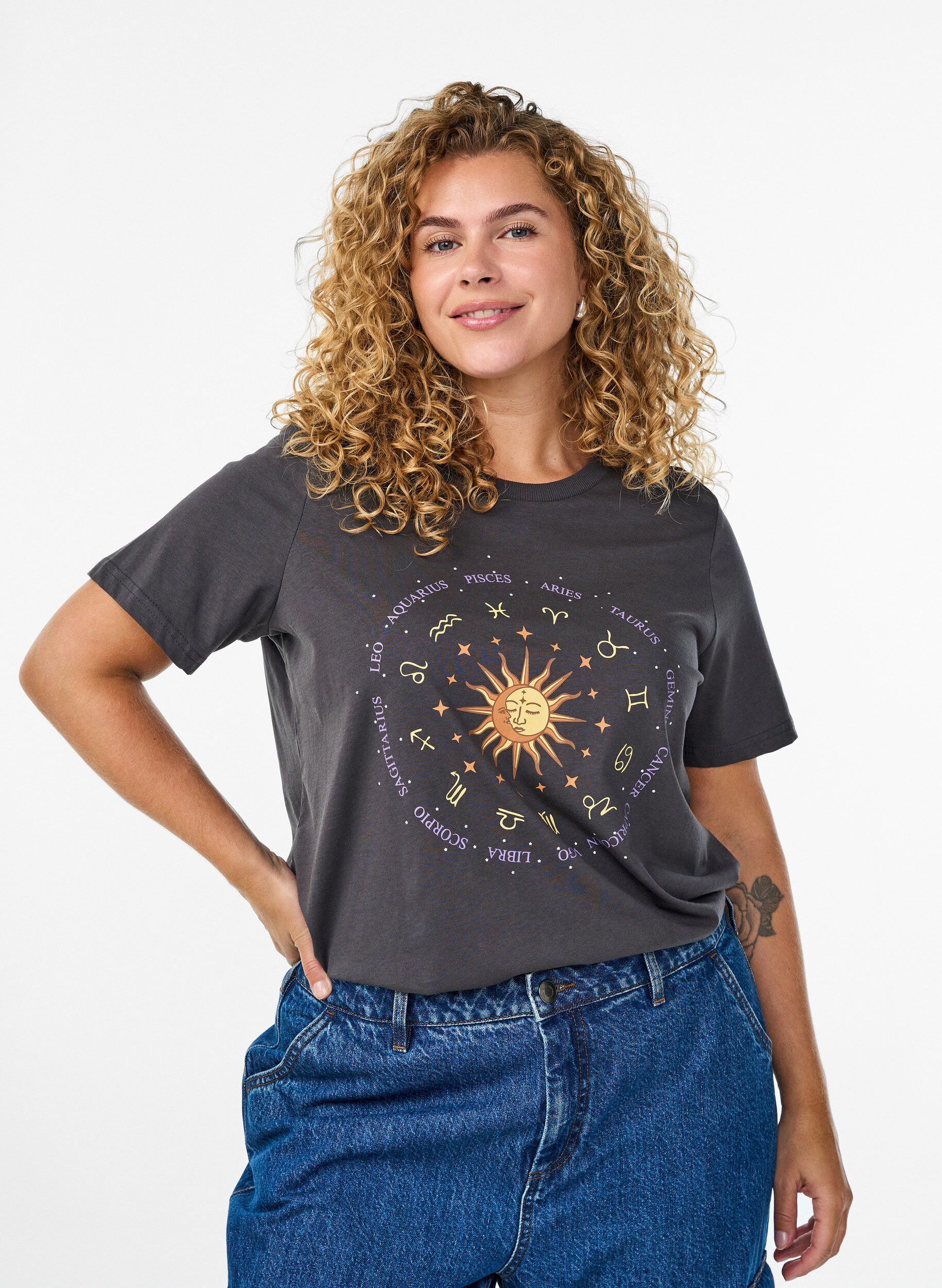 Zizzi Katoenen T-shirt met print op de voorkant, Grijs, Model image number 0