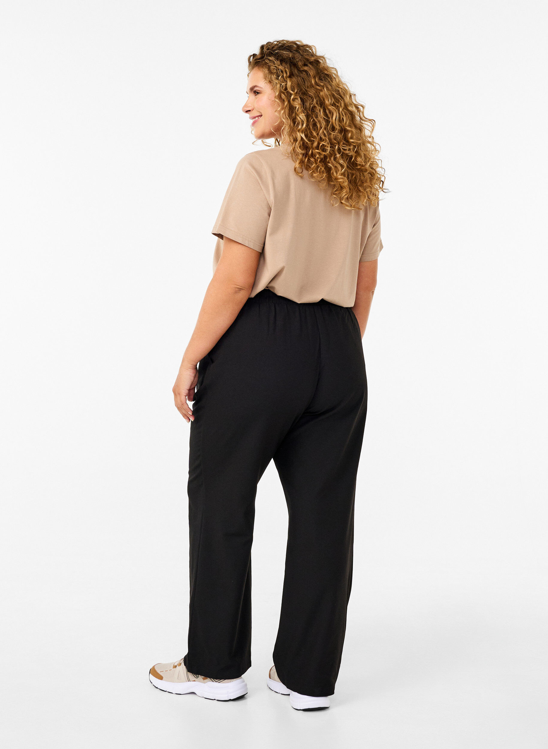 Zizzi Flared broek met elastiek in de taille, Zwart, Model image number 1
